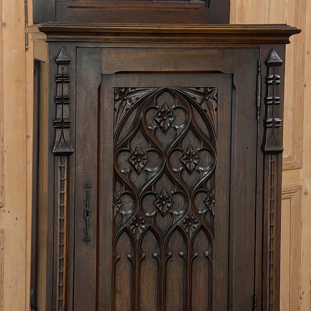 19th Century Gothic Revival Homme Debout, Cabinet 7
