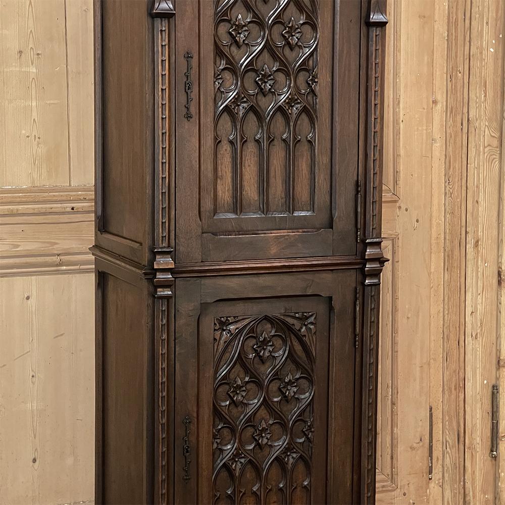 19th Century Gothic Revival Homme Debout, Cabinet 9