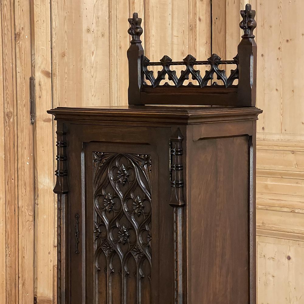 19th Century Gothic Revival Homme Debout, Cabinet 10