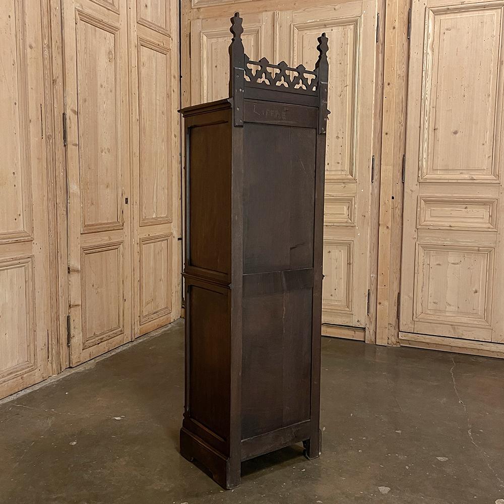 19th Century Gothic Revival Homme Debout, Cabinet 11