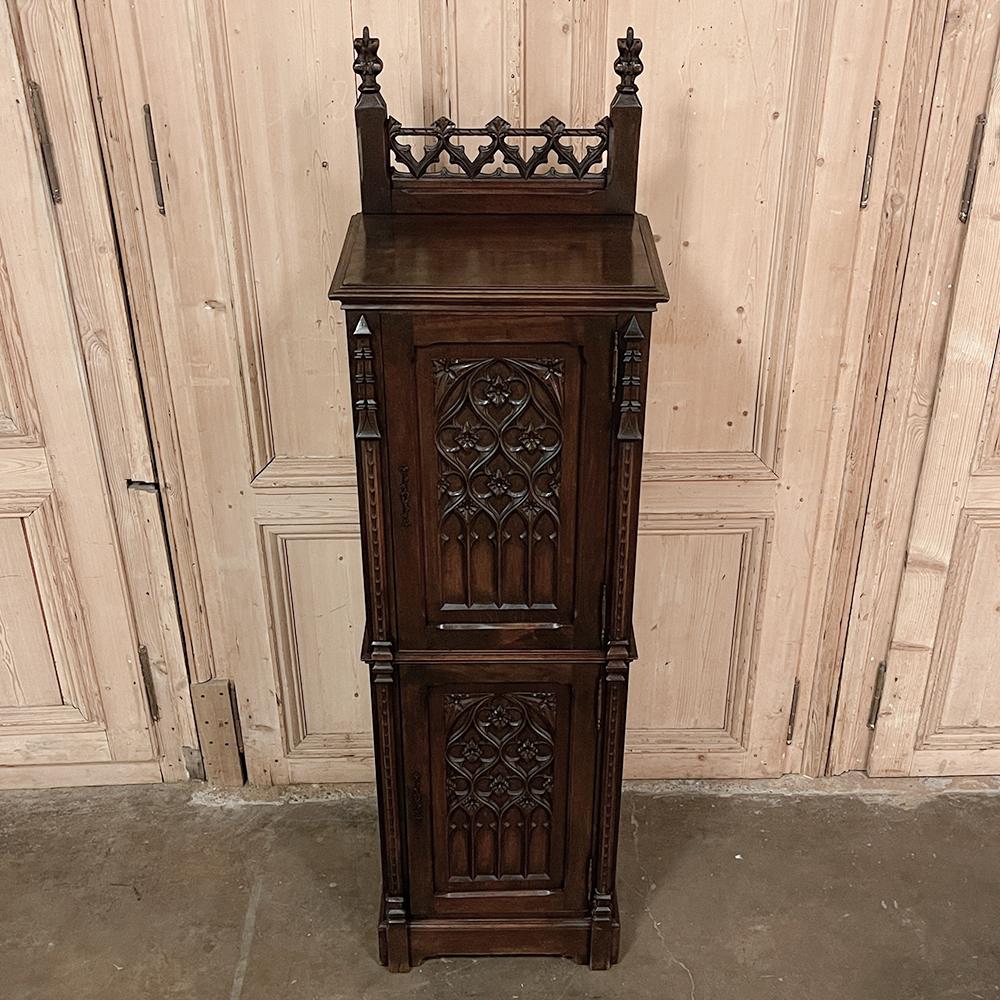 Hand-Carved 19th Century Gothic Revival Homme Debout, Cabinet