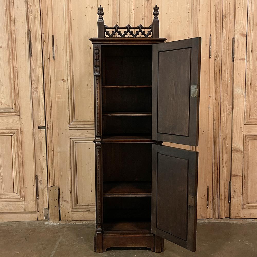 Walnut 19th Century Gothic Revival Homme Debout, Cabinet