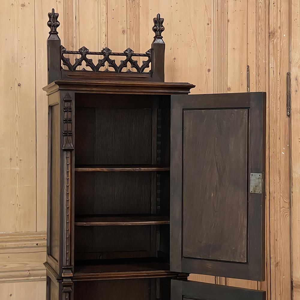 19th Century Gothic Revival Homme Debout, Cabinet 1