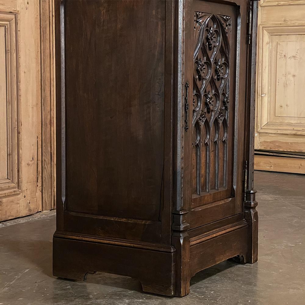 19th Century Gothic Revival Homme Debout, Cabinet 3
