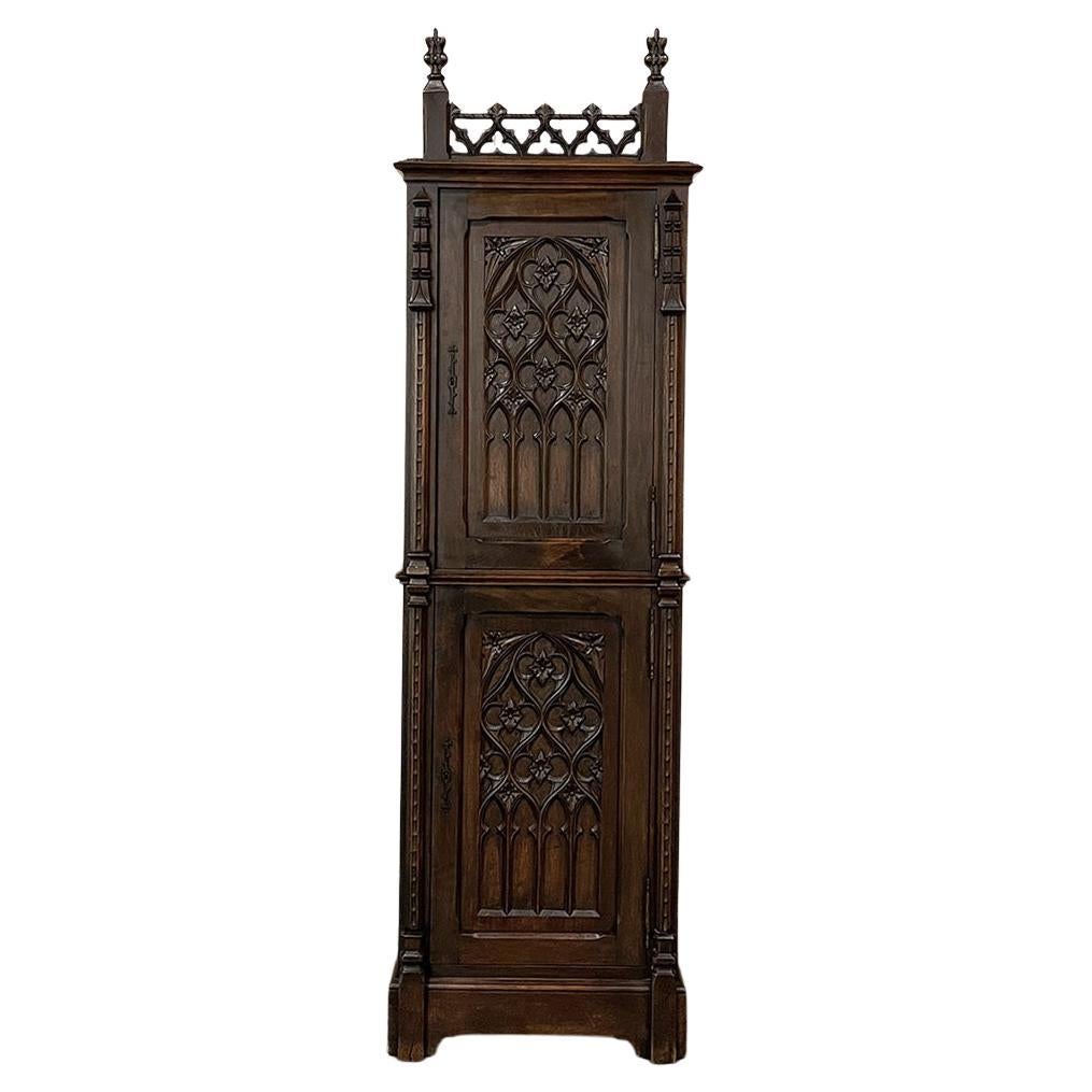 19th Century Gothic Revival Homme Debout, Cabinet