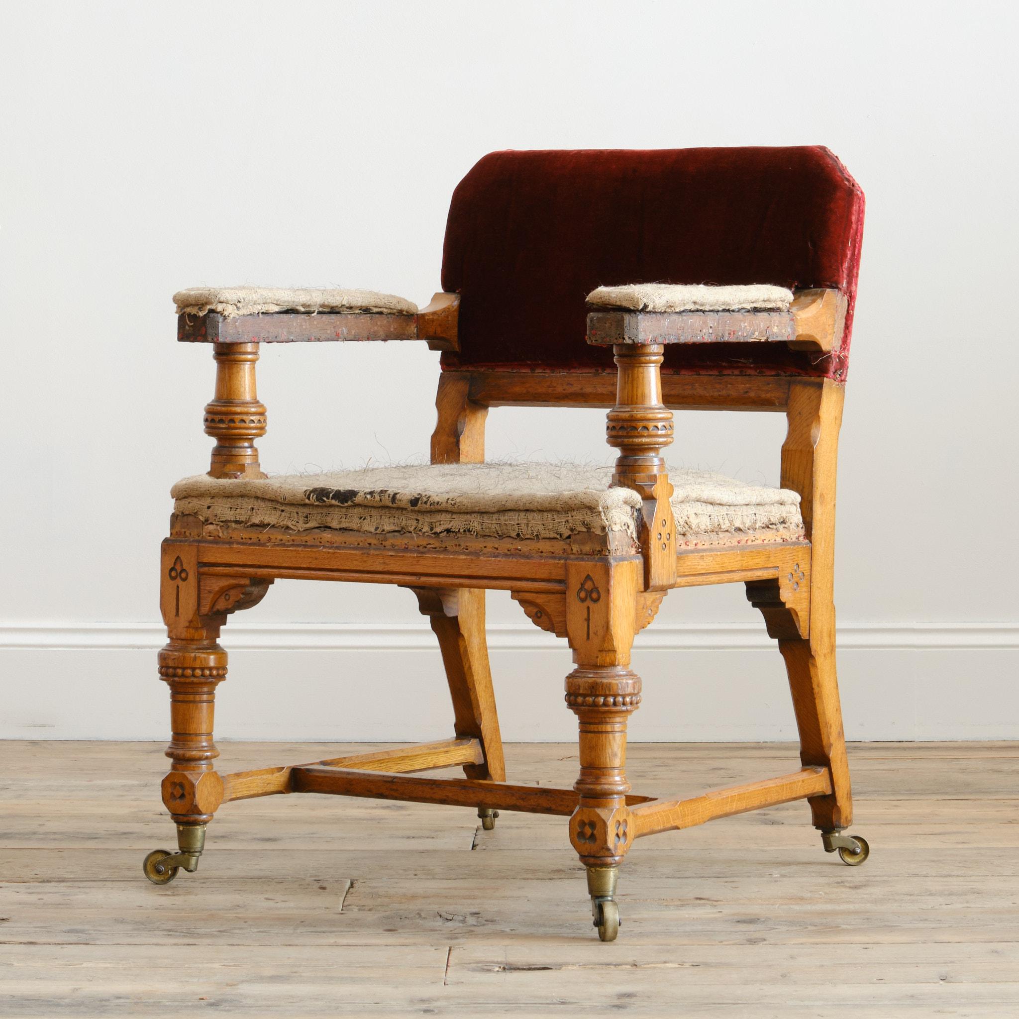 Sillón de roble de estilo gótico del siglo XIX Attr Alfred Waterhouse en venta 4