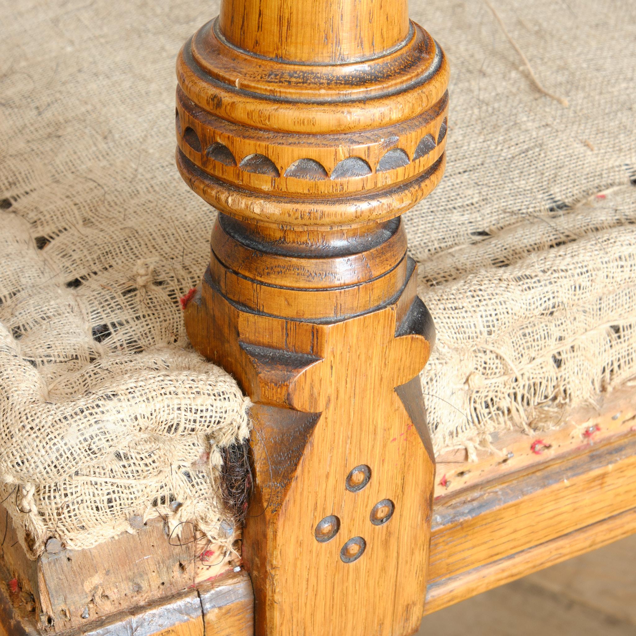 Sillón de roble de estilo gótico del siglo XIX Attr Alfred Waterhouse en venta 8