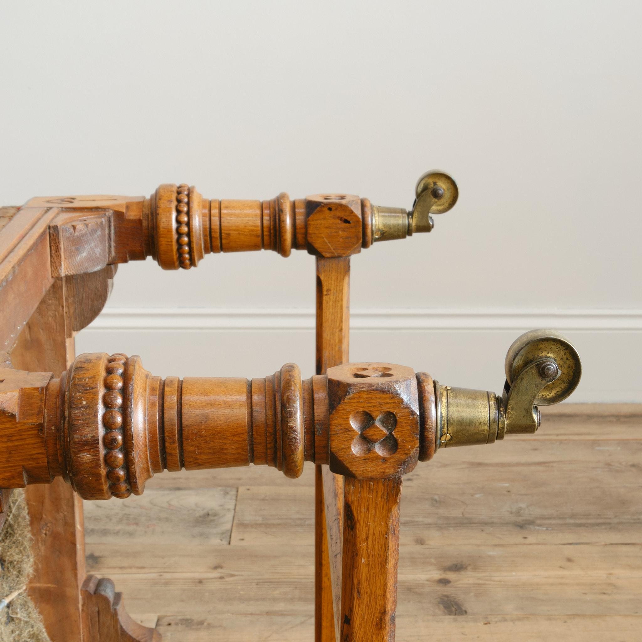 Sillón de roble de estilo gótico del siglo XIX Attr Alfred Waterhouse en venta 11