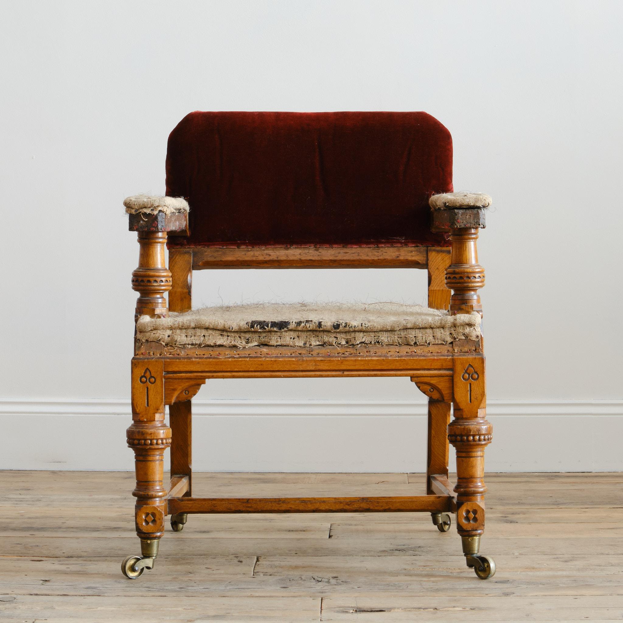 Sillón abierto de roble de renacimiento gótico del siglo XIX. A la manera de Alfred Waterhouse para Lamb of Manchester - Inglaterra. c1870

Se eleva sobre gruesas patas y apoyabrazos de roble tallado y torneado, con patas traseras y camillas