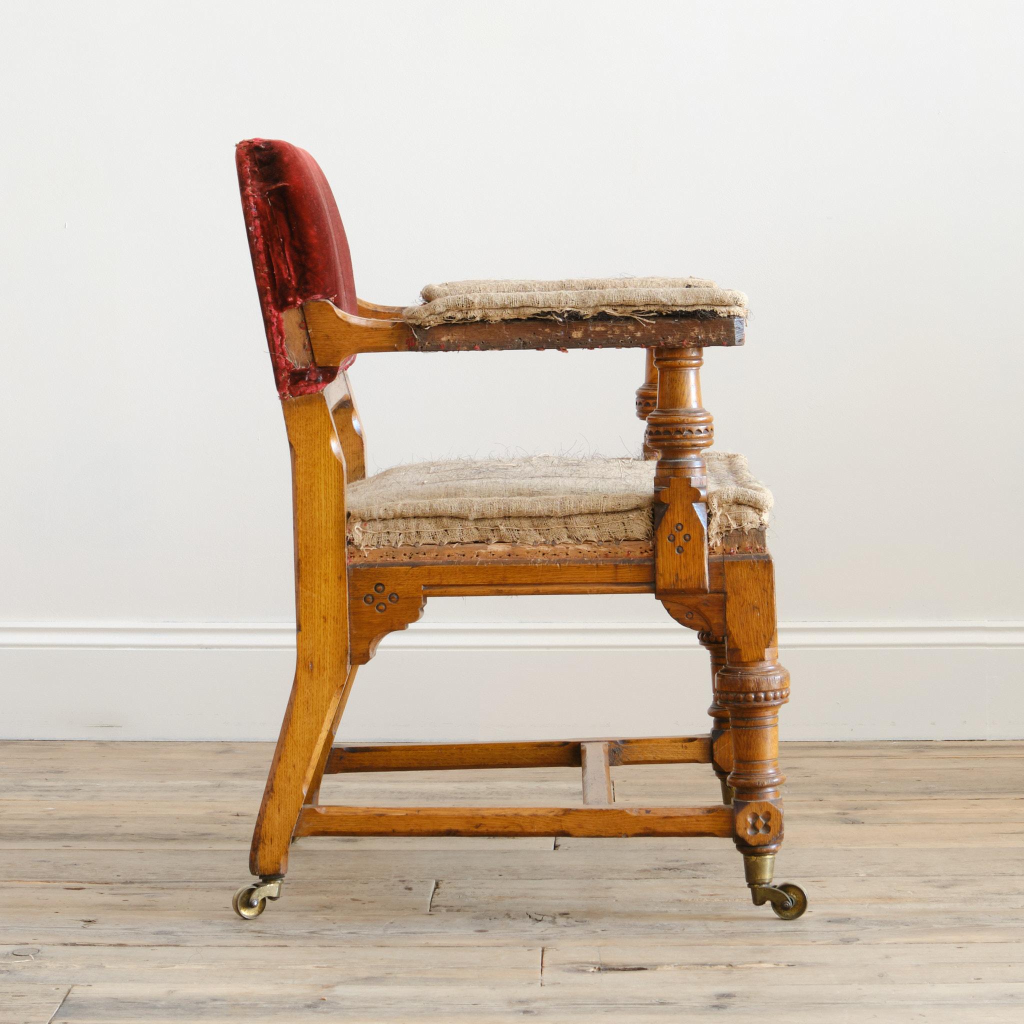 Sillón de roble de estilo gótico del siglo XIX Attr Alfred Waterhouse Británico en venta