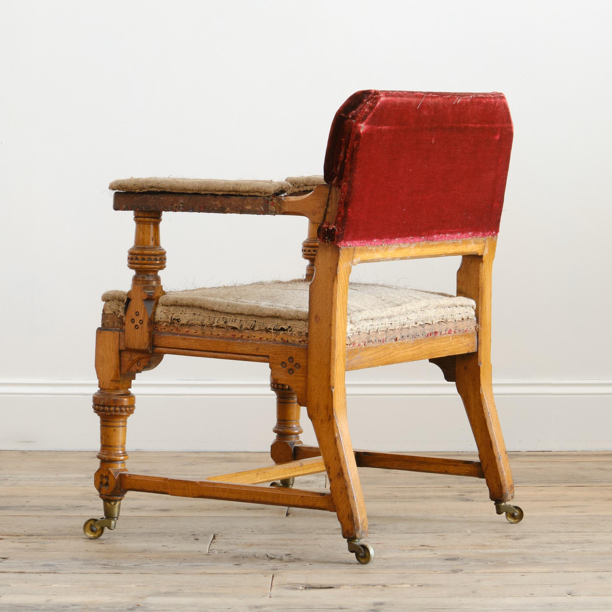 Sillón de roble de estilo gótico del siglo XIX Attr Alfred Waterhouse en venta 1