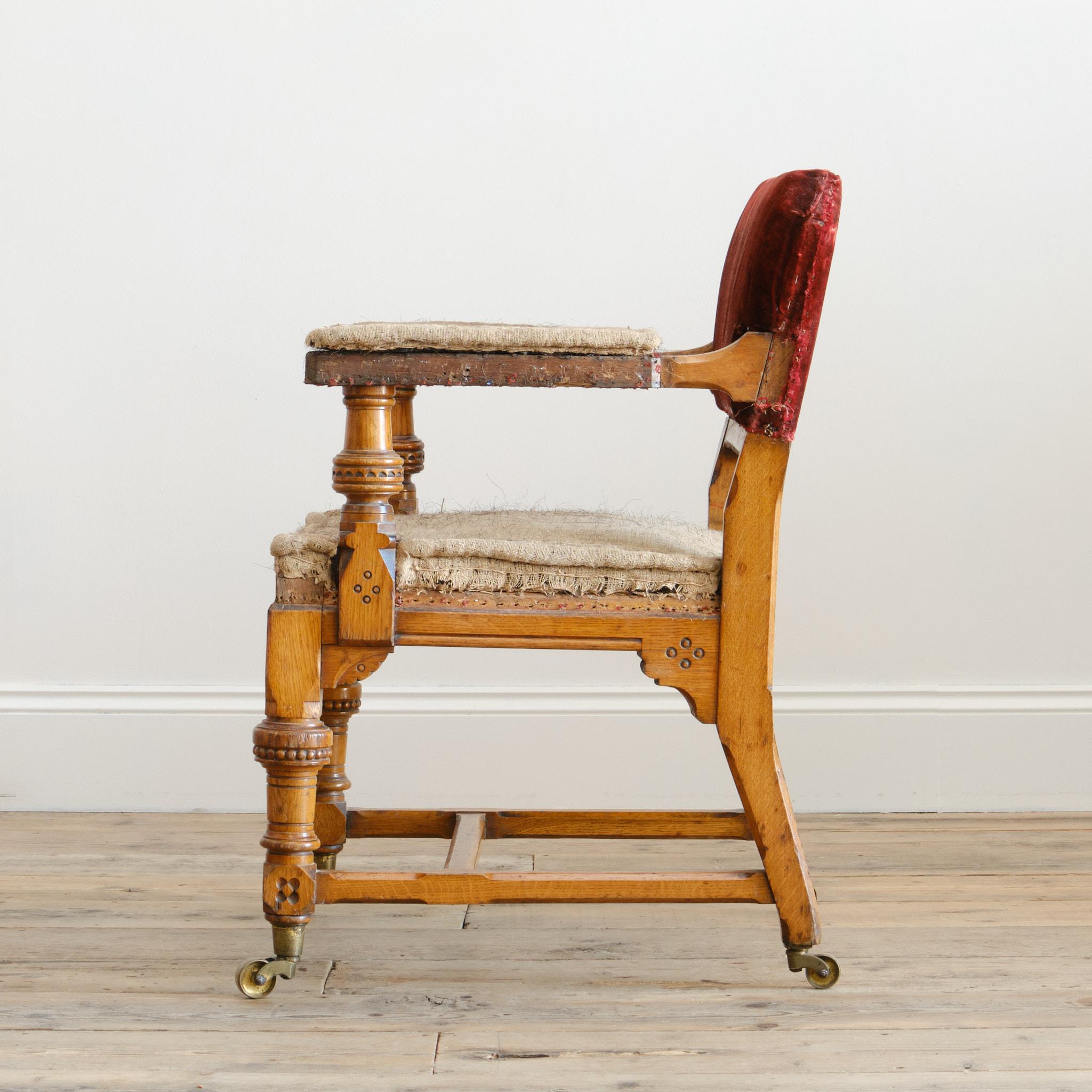 Sillón de roble de estilo gótico del siglo XIX Attr Alfred Waterhouse en venta 2