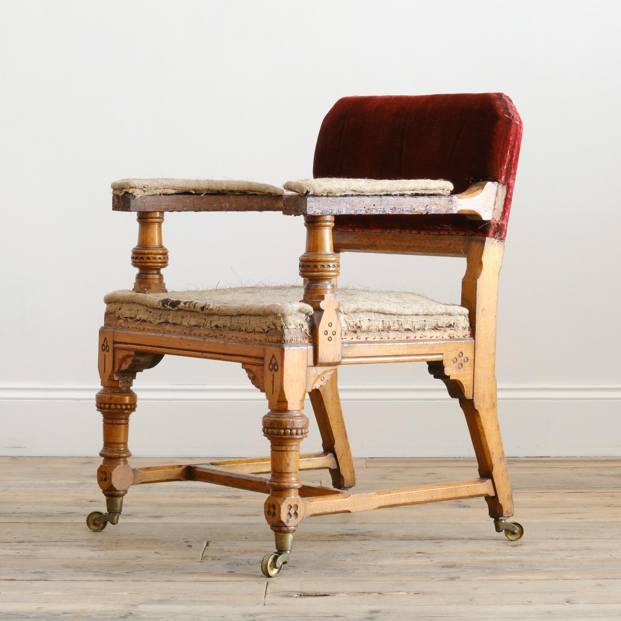 Sillón de roble de estilo gótico del siglo XIX Attr Alfred Waterhouse en venta 3