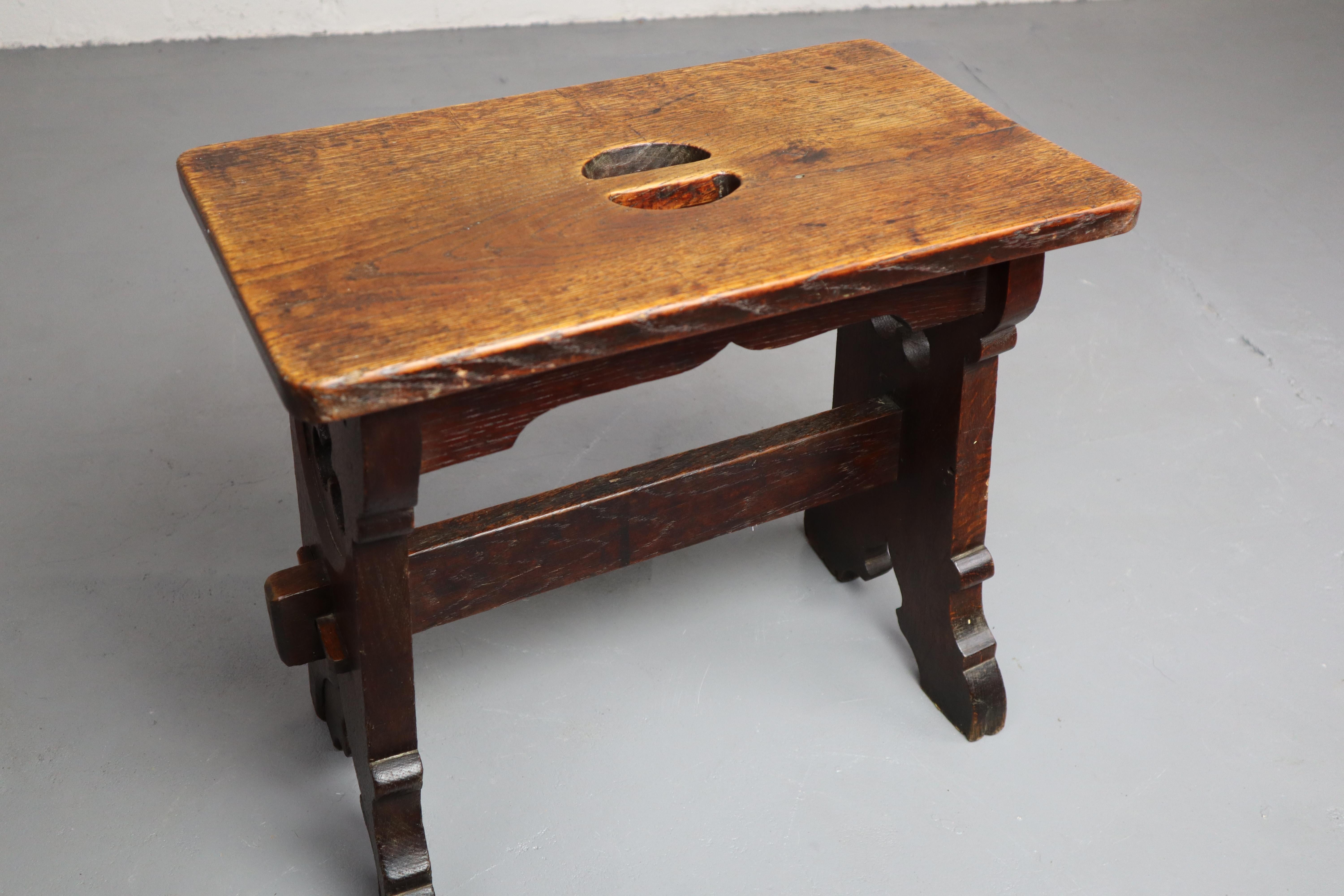 19th Century, Gothic Revival Oak Stool with Hand Carved Elements In Good Condition In Langemark-Poelkapelle, BE