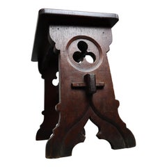 Sgabello in Oak del XIX secolo in stile gotico-revival con elementi intagliati a mano