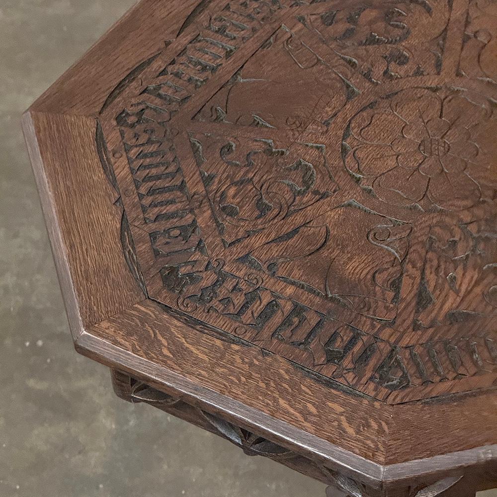 Table d'appoint octogonale néo-gothique du 19e siècle en vente 2