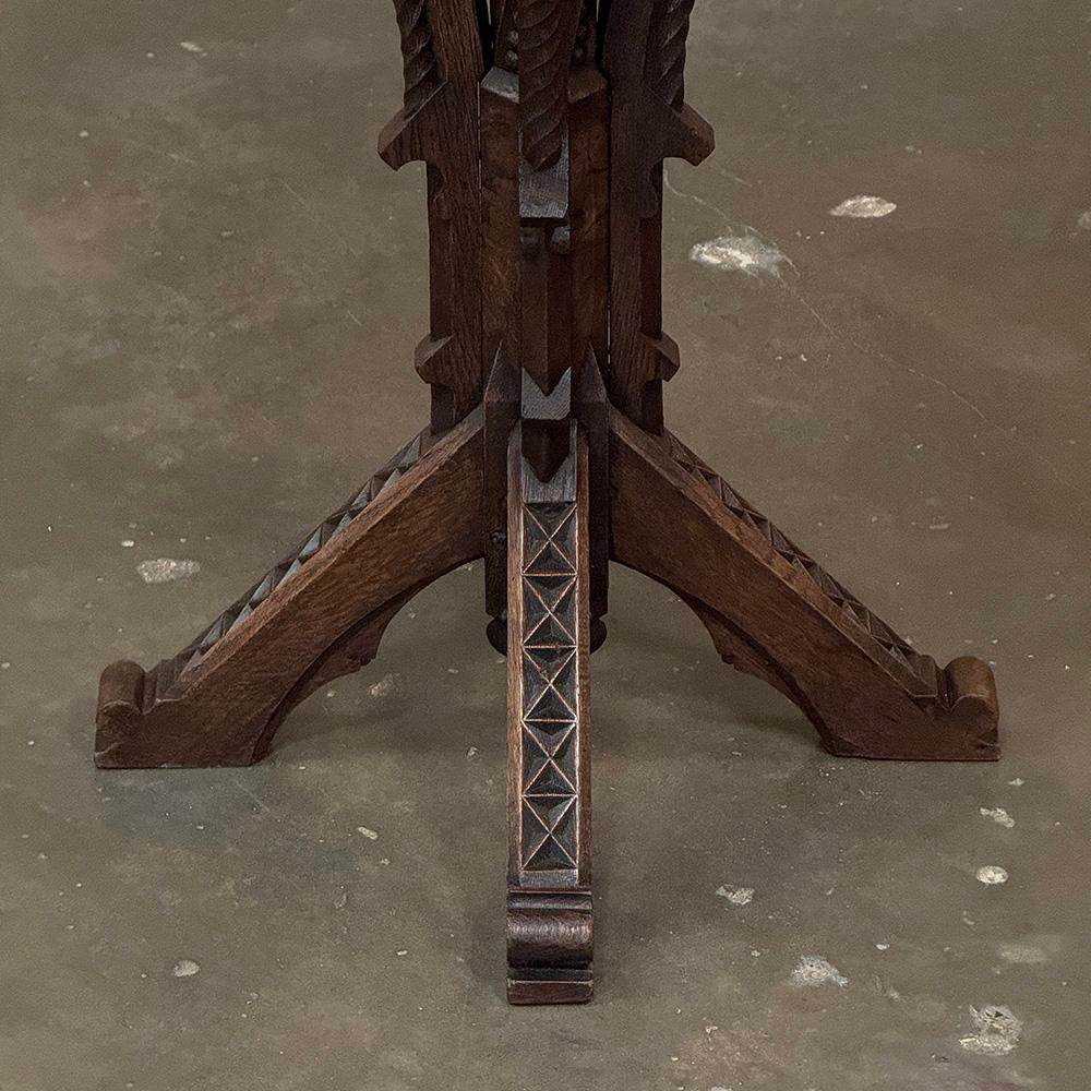 Table d'appoint octogonale néo-gothique du 19e siècle en vente 4