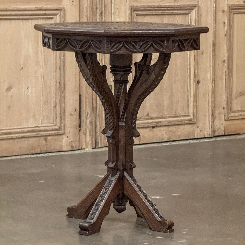 Table d'appoint octogonale néo-gothique du 19e siècle en vente 6