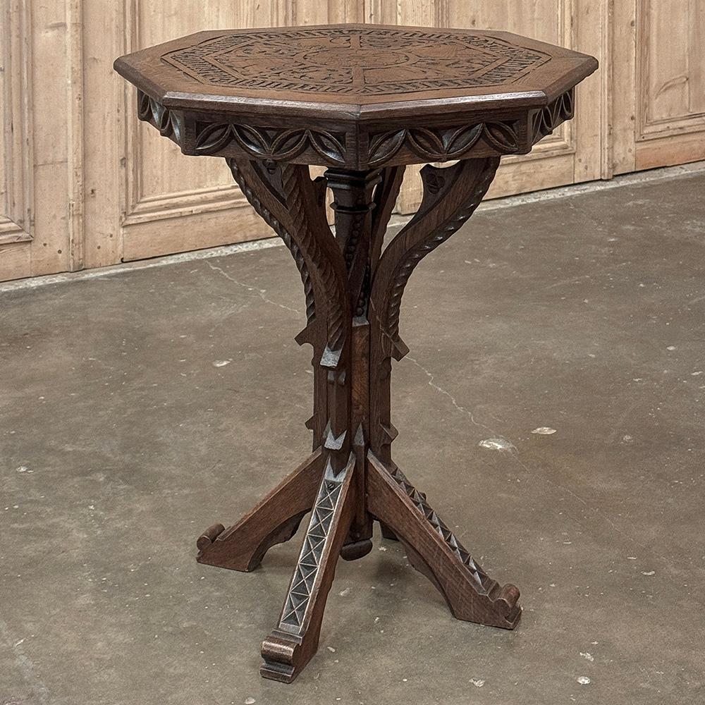 La table octogonale néo-gothique du 19e siècle est une expression étonnante du style qui est considéré comme le plus ancien des styles français formels dans l'histoire.  Datant du milieu du XIIe siècle, ce style a révolutionné le monde de