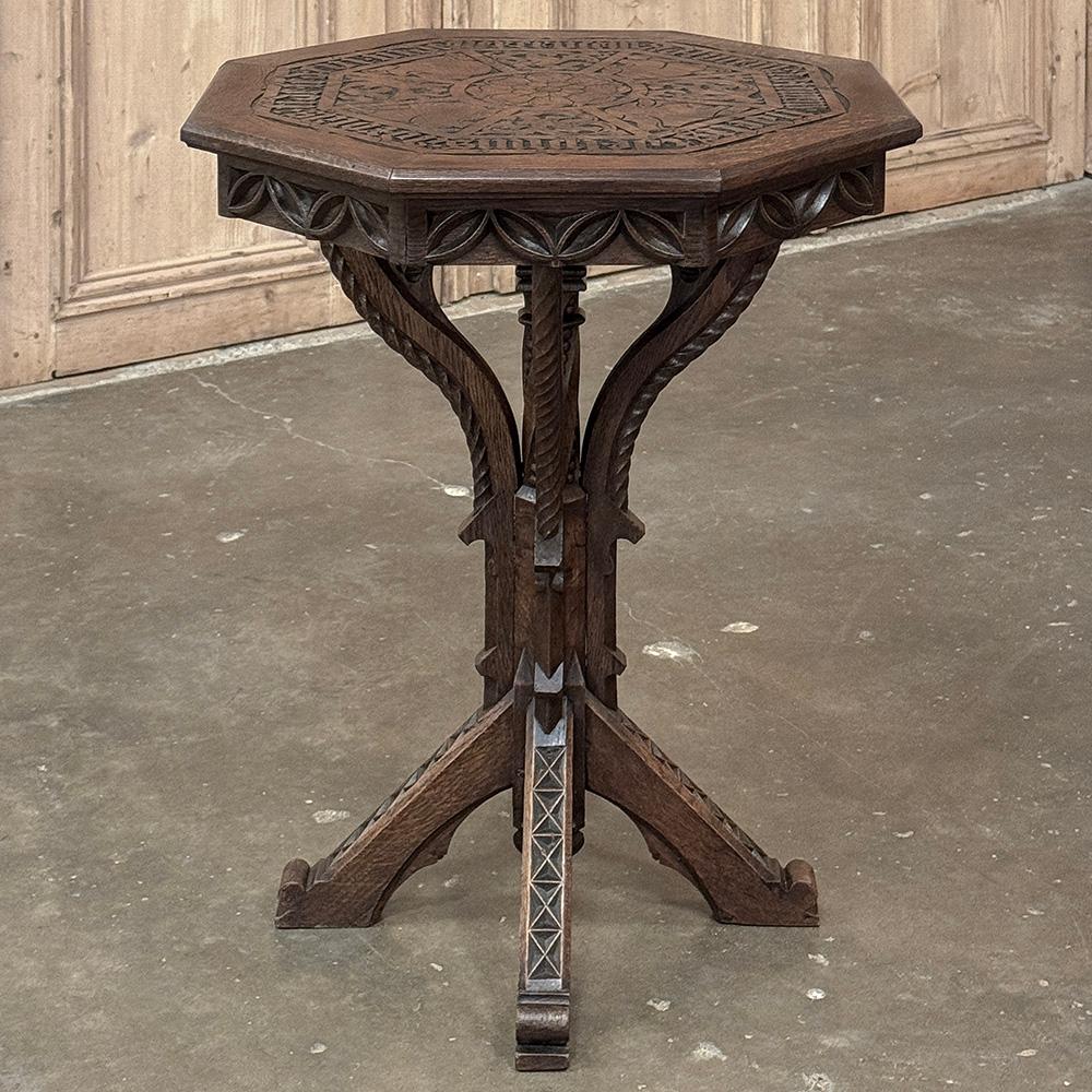 Sculpté à la main Table d'appoint octogonale néo-gothique du 19e siècle en vente