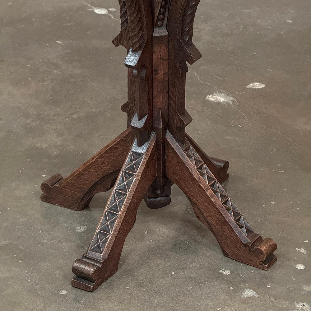 Table d'appoint octogonale néo-gothique du 19e siècle en vente 1
