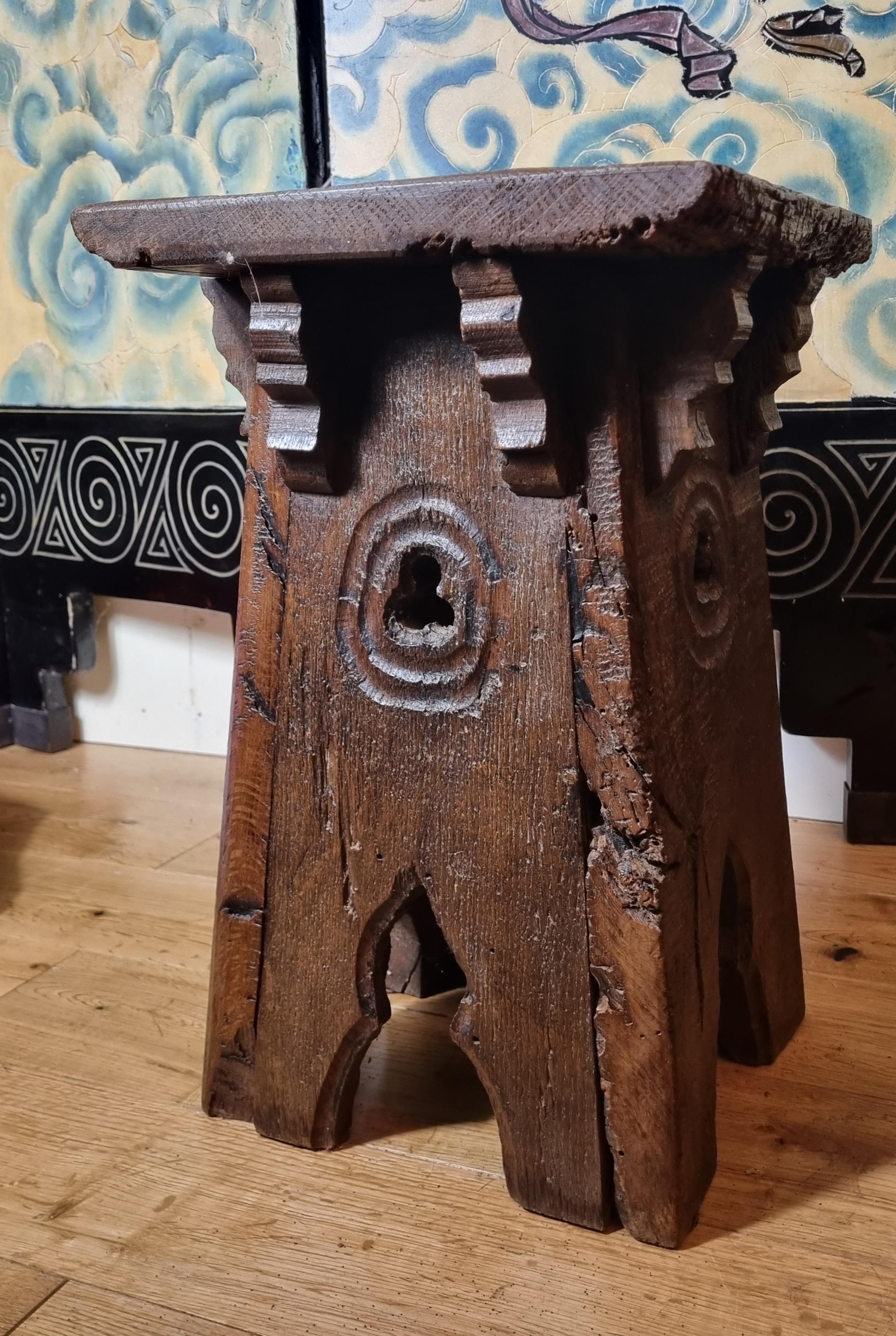 Néo-gothique Tabouret / Table d'appoint néo-gothique du 19e siècle en vente