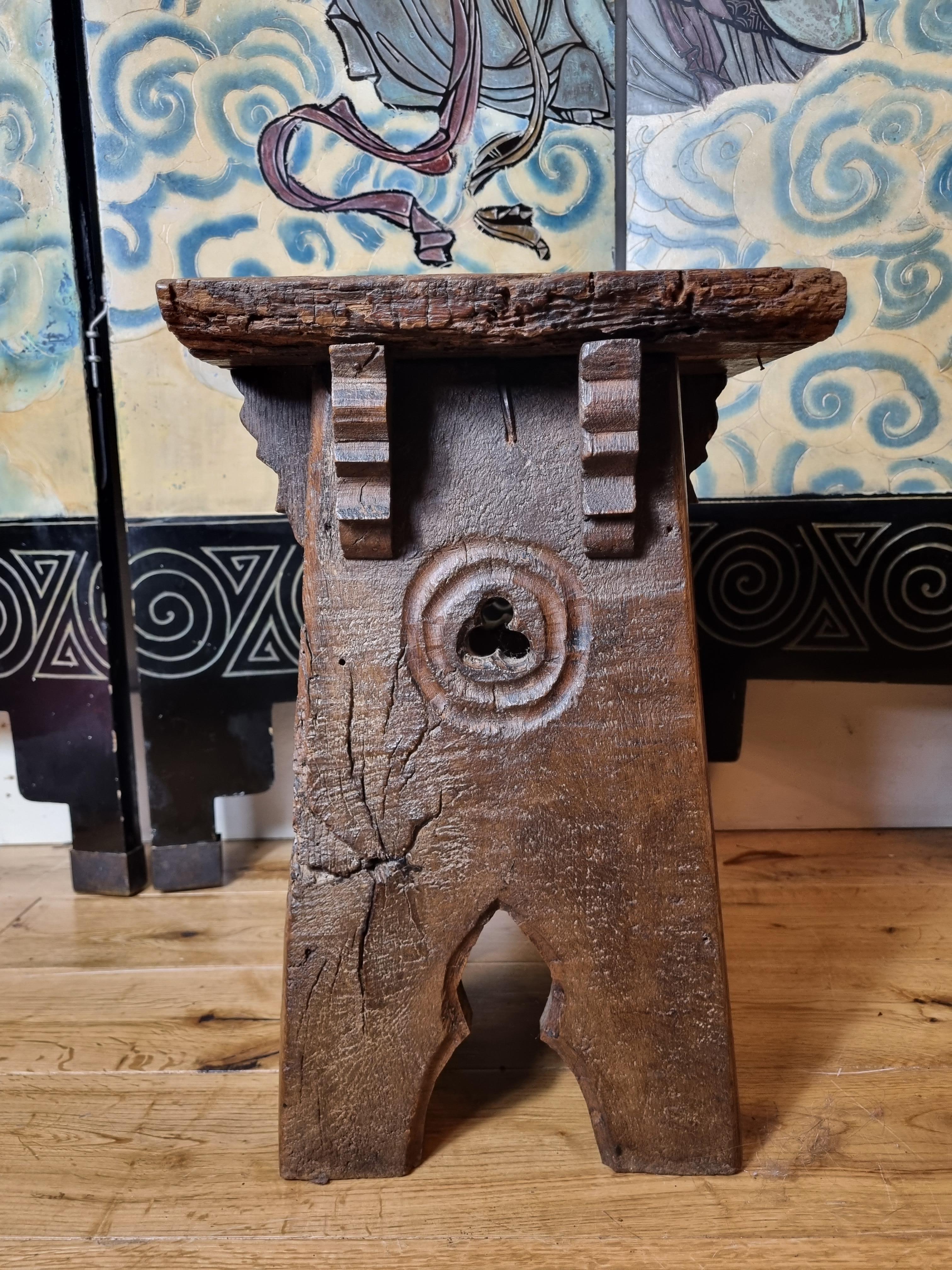 Français Tabouret / Table d'appoint néo-gothique du 19e siècle en vente