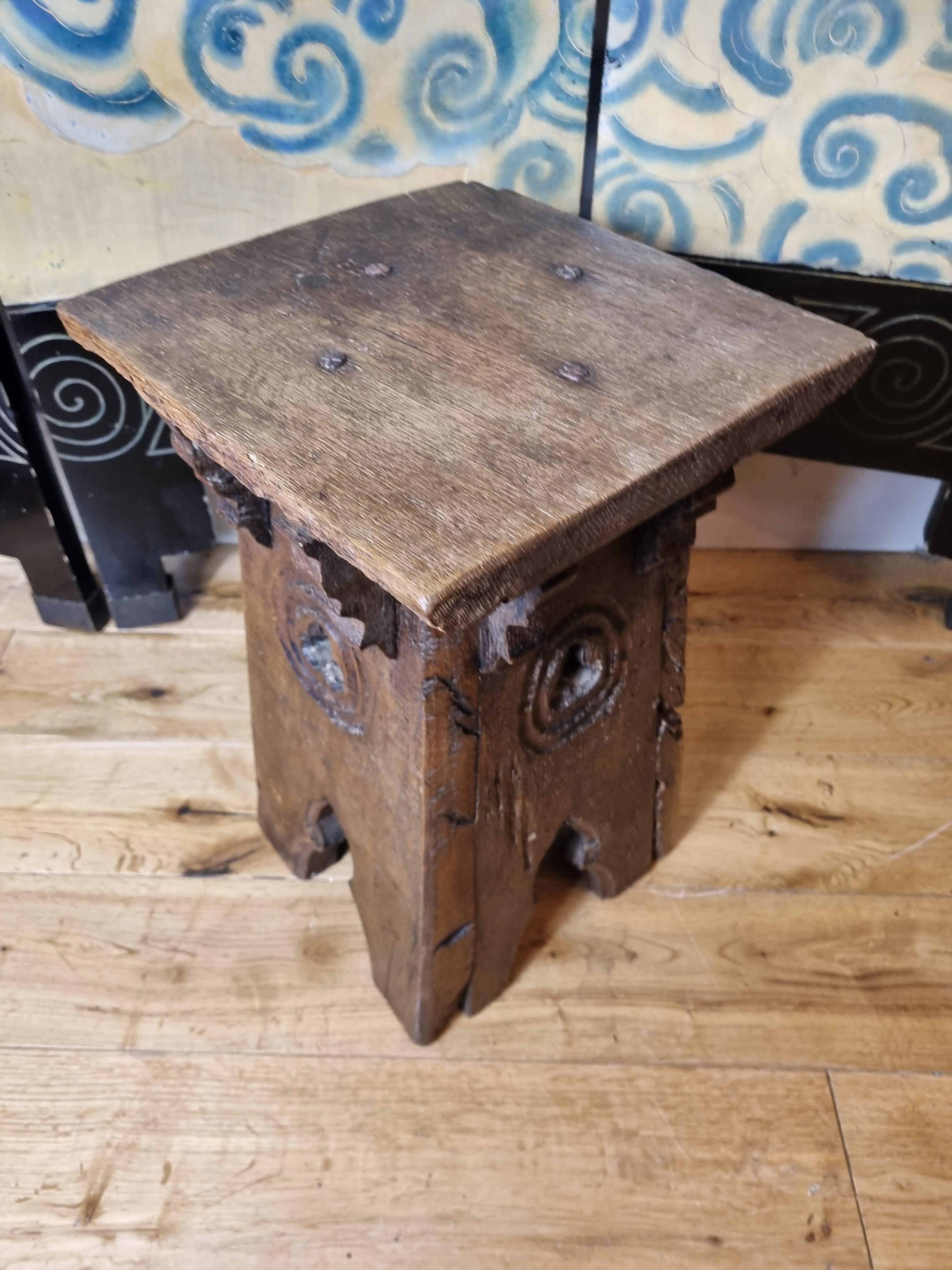 Sculpté Tabouret / Table d'appoint néo-gothique du 19e siècle en vente