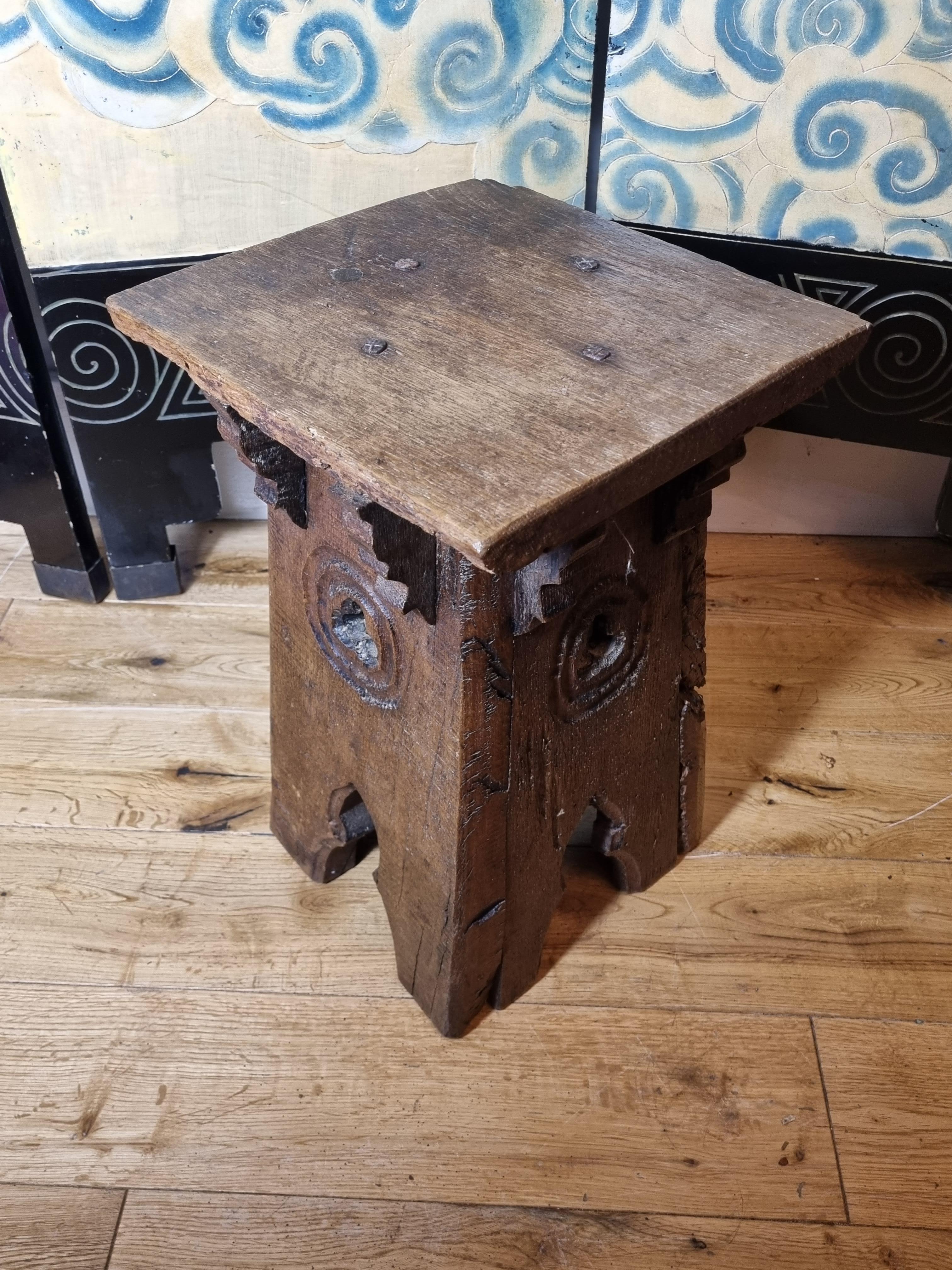 Tabouret / Table d'appoint néo-gothique du 19e siècle Bon état - En vente à Hoddesdon, GB