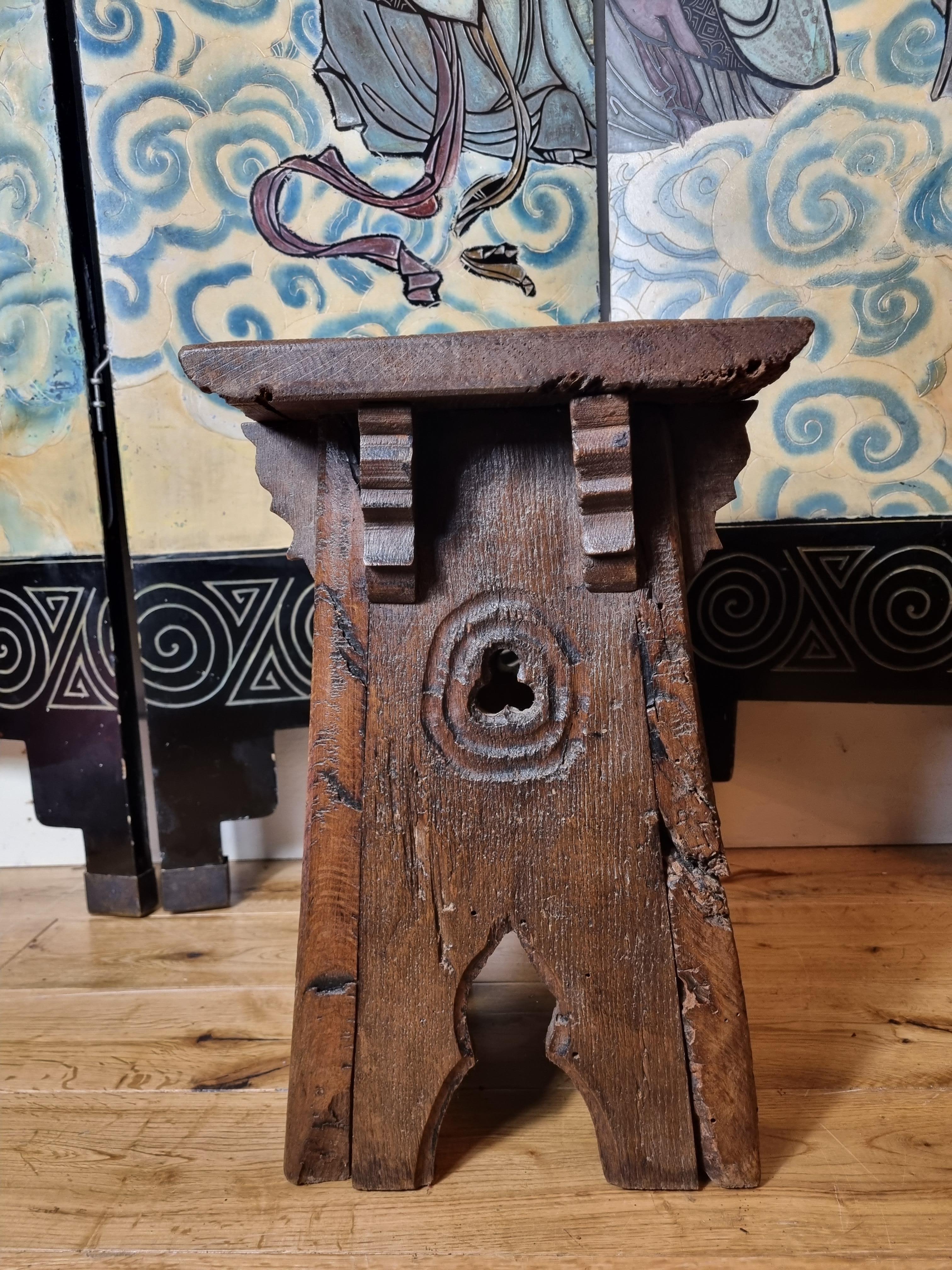 XIXe siècle Tabouret / Table d'appoint néo-gothique du 19e siècle en vente