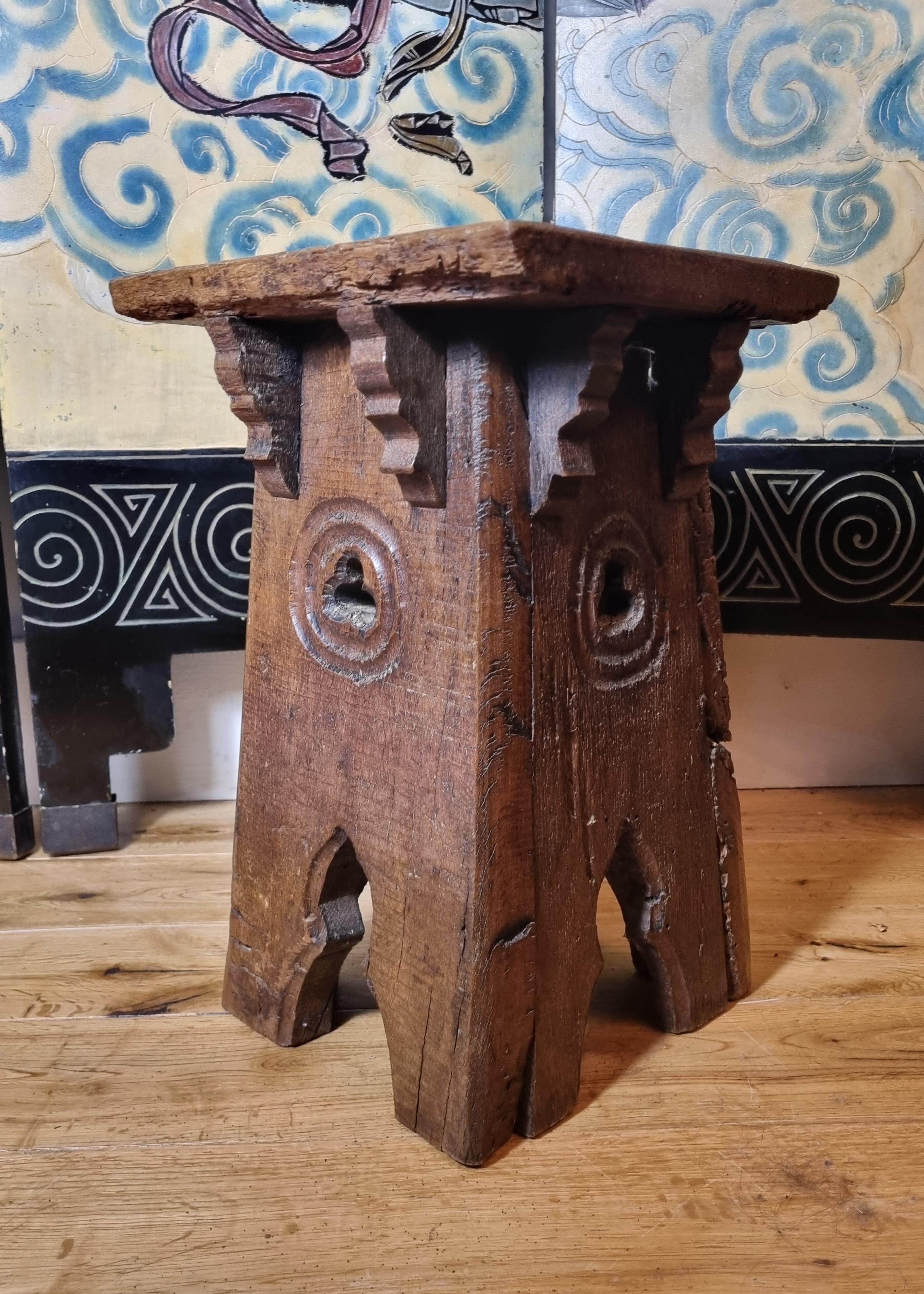 Chêne Tabouret / Table d'appoint néo-gothique du 19e siècle en vente
