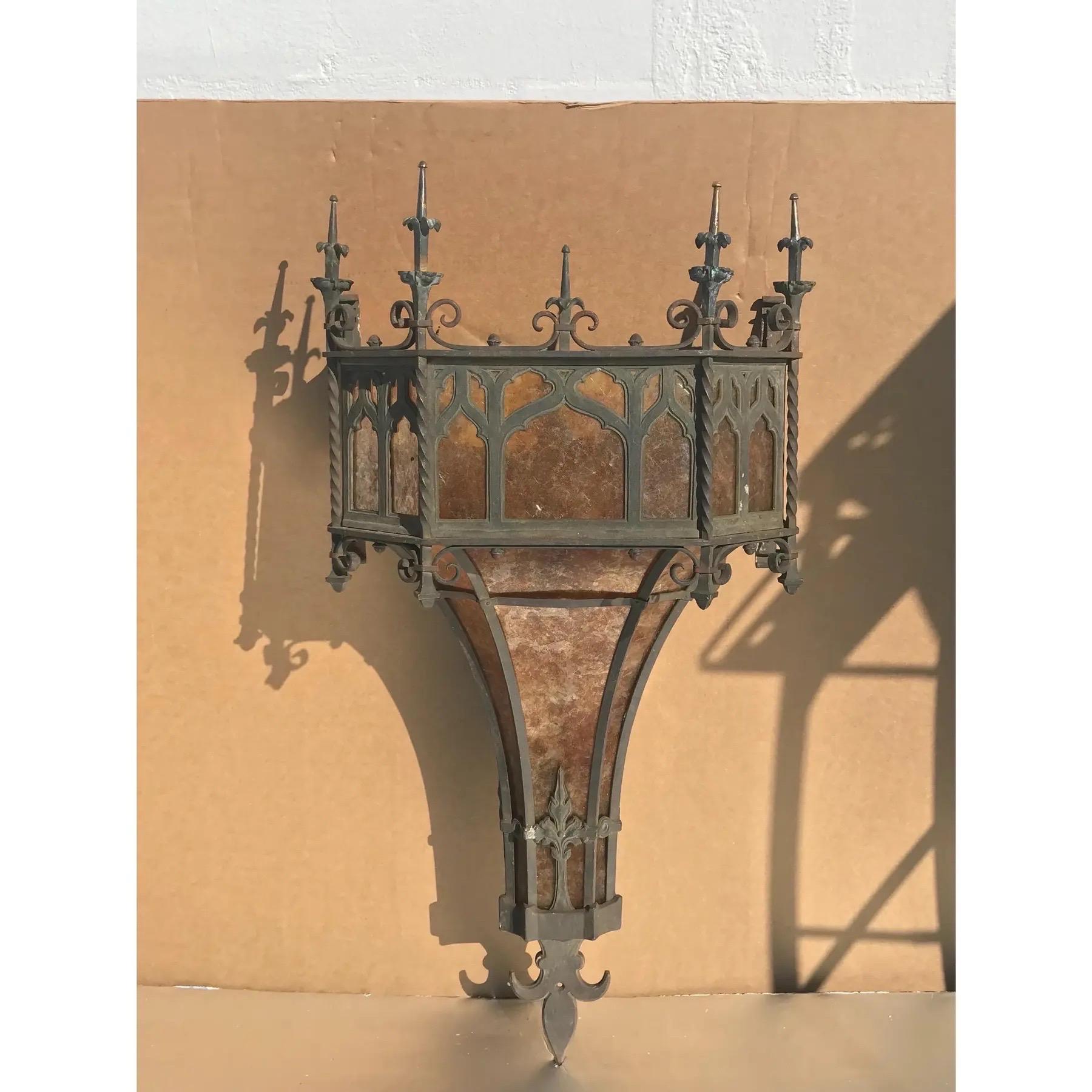 Aplique de pared de estilo gótico del siglo XIX, de bronce y hierro, con inserciones de mica. Procedencia Palm Beach Mizner Estate.
