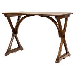 Table d'appoint en noyer de style Revive gothique du 19e siècle à la manière de W. Pugin