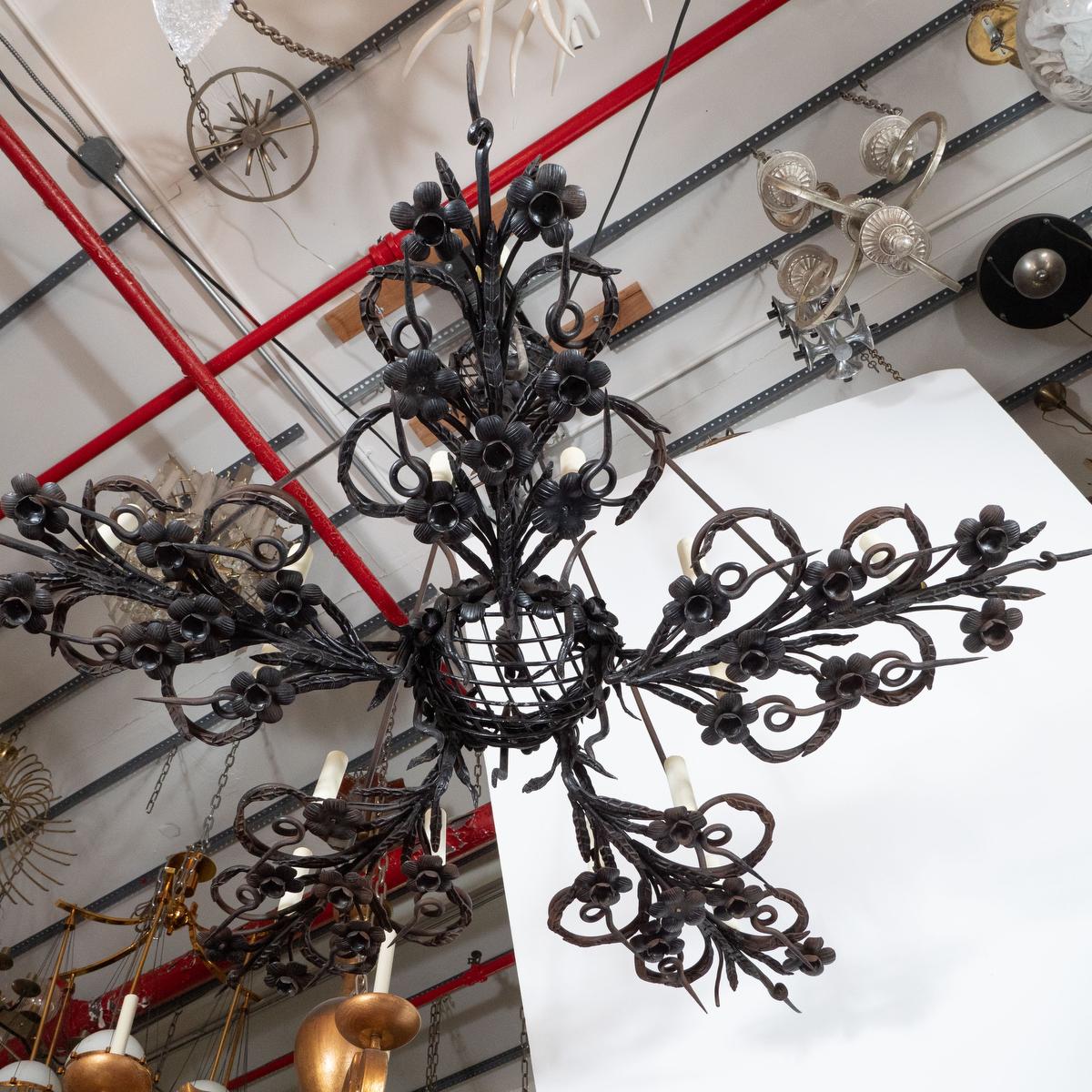 Lampadario gotico in ferro battuto del XIX secolo in vendita 2