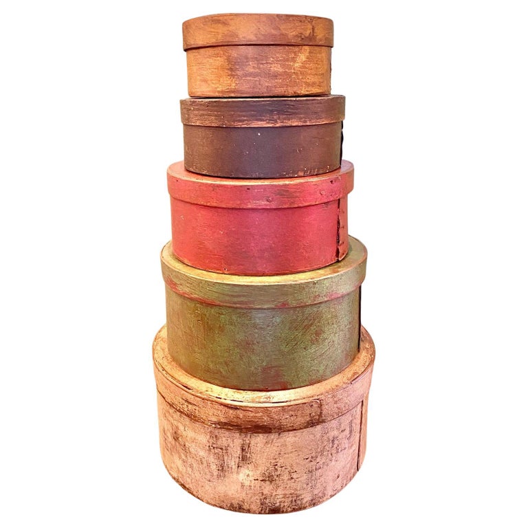 Abgestufter Stapel von bemalten Vorratskisten aus dem 19. im Angebot bei 1stDibs Deutschland