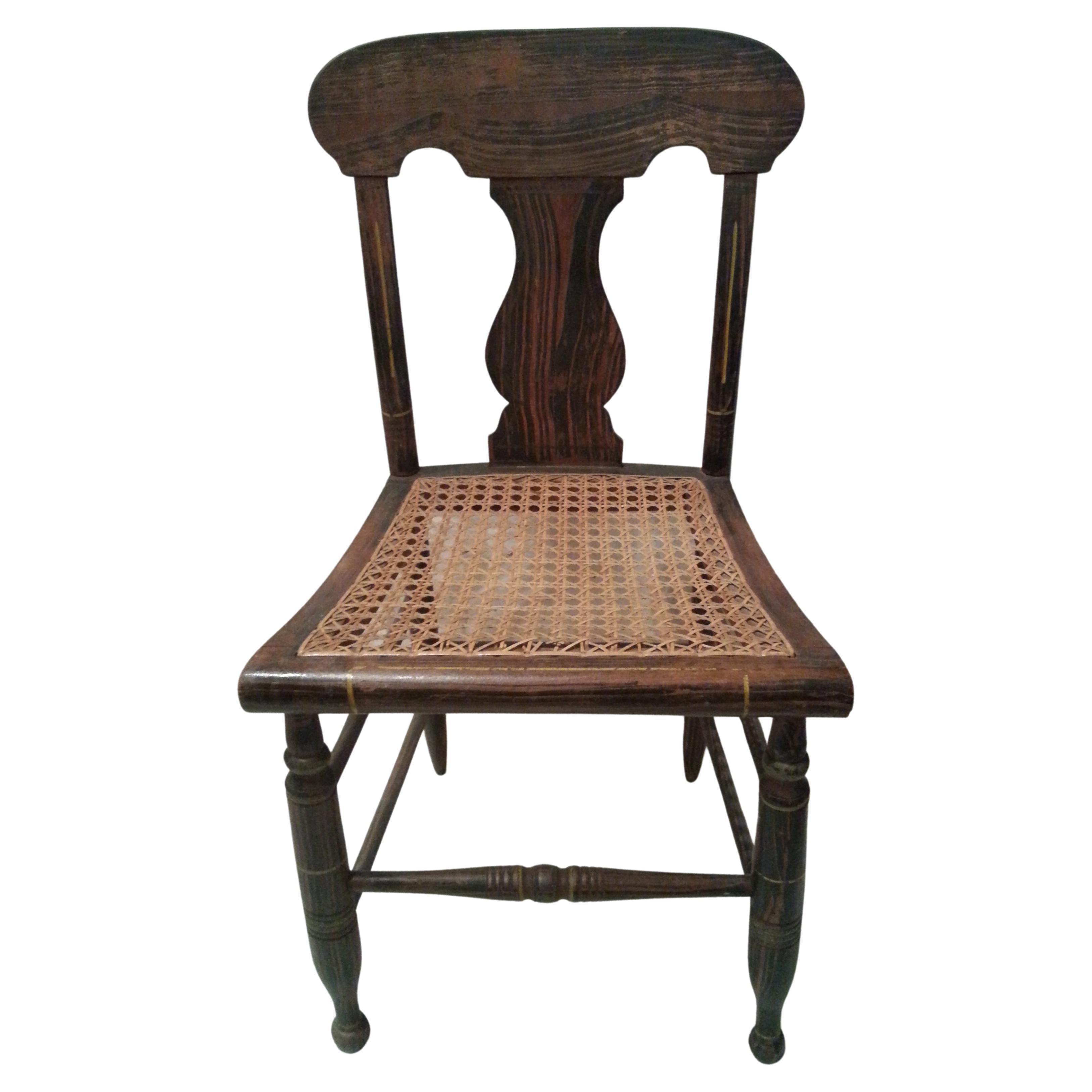 Chaise d'appoint du 19ème siècle peinte à la graine avec assise en rotin