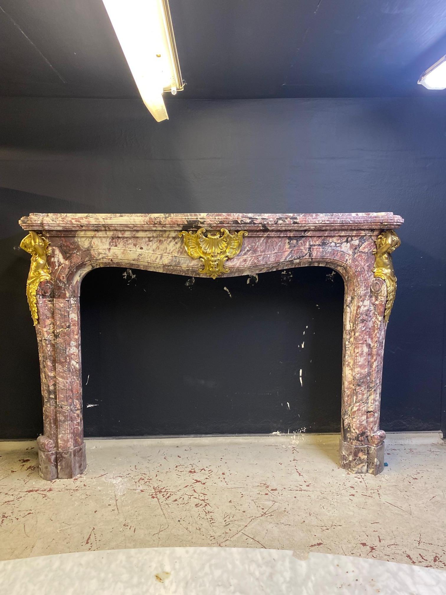 19th Century  Grand French Chateau Chimneypiece in Fleur de Peche Marble In Good Condition For Sale In Bagshot, GB