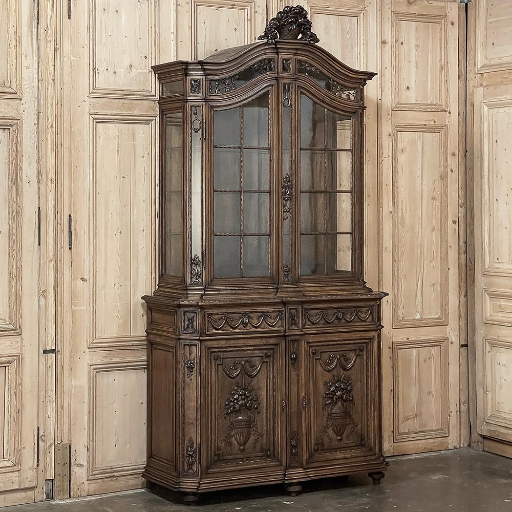 19th Century Grand French Louis XVI Bookcase ~ Vitrine ist ein Meisterwerk von epischen Ausmaßen!  Sie ist bis zu drei Meter hoch und wurde von Meisterhandwerkern aus massivem französischem Nussbaumholz geschnitzt. Die durchbrochen geschnitzten
