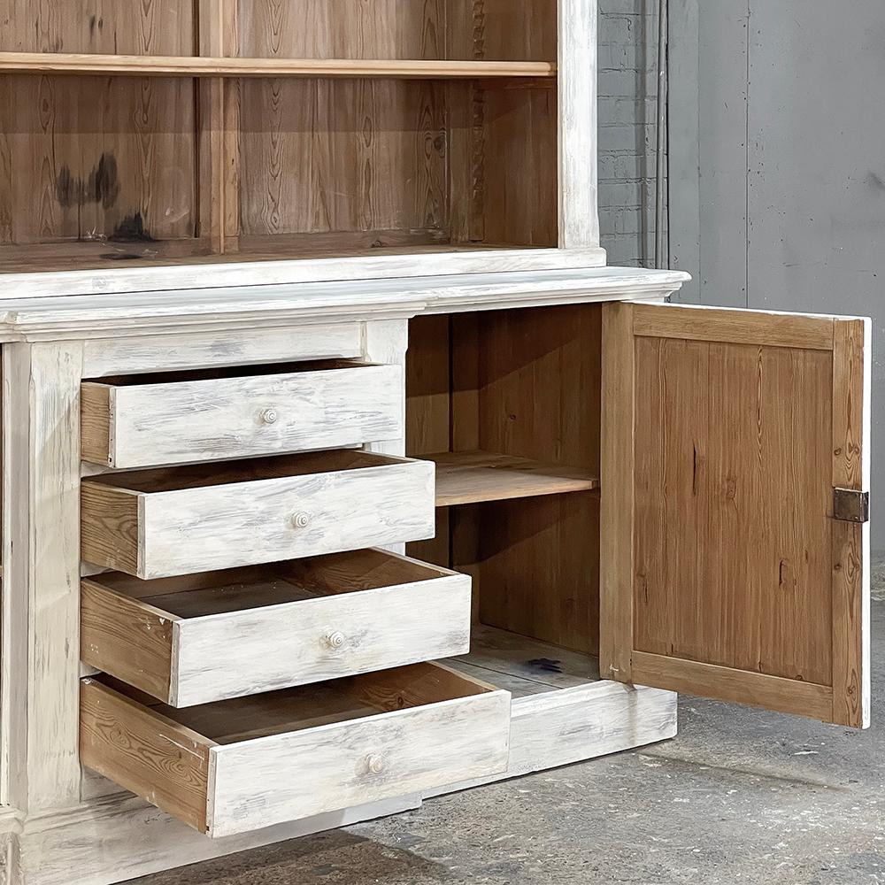 Libreria neoclassica francese del XIX secolo in pino imbiancato In condizioni buone in vendita a Dallas, TX