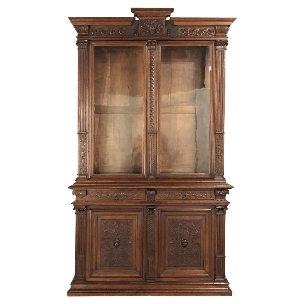 Cette bibliothèque en noyer de la Renaissance française du XIXe siècle est une étude de l'excellence des matériaux, de la conception et de l'exécution ! Réalisé en somptueux noyer français de choix, il présente une architecture néoclassique