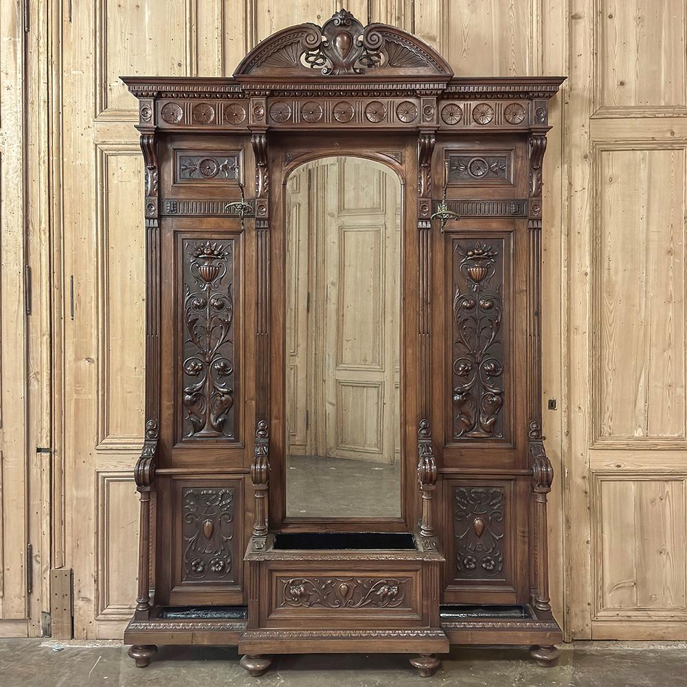 Grand arbre d'entrée en noyer italien sculpté à la main du 19e siècle ~ Porte-manteau Bon état - En vente à Dallas, TX