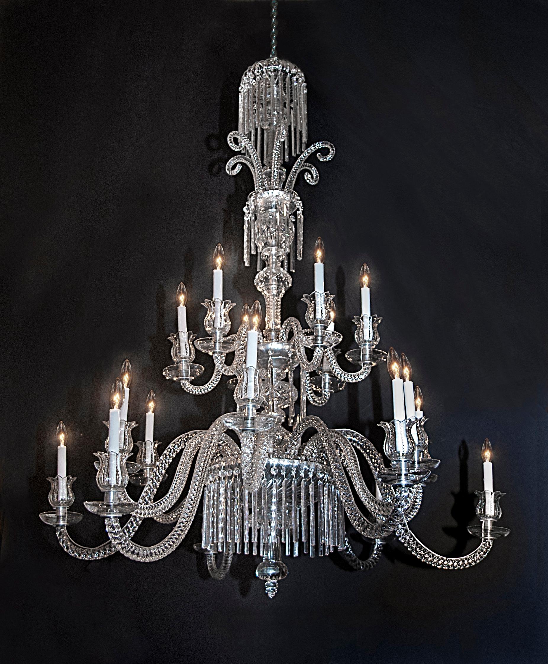 Questo lampadario francese del XIX secolo a due piani e 18 luci di Baccarat è davvero magnifico. Il lampadario presenta bracci in cristallo tagliato, un centro in cristallo tagliato e il marchio Baccarat su ogni bobeche in cristallo. Anche la