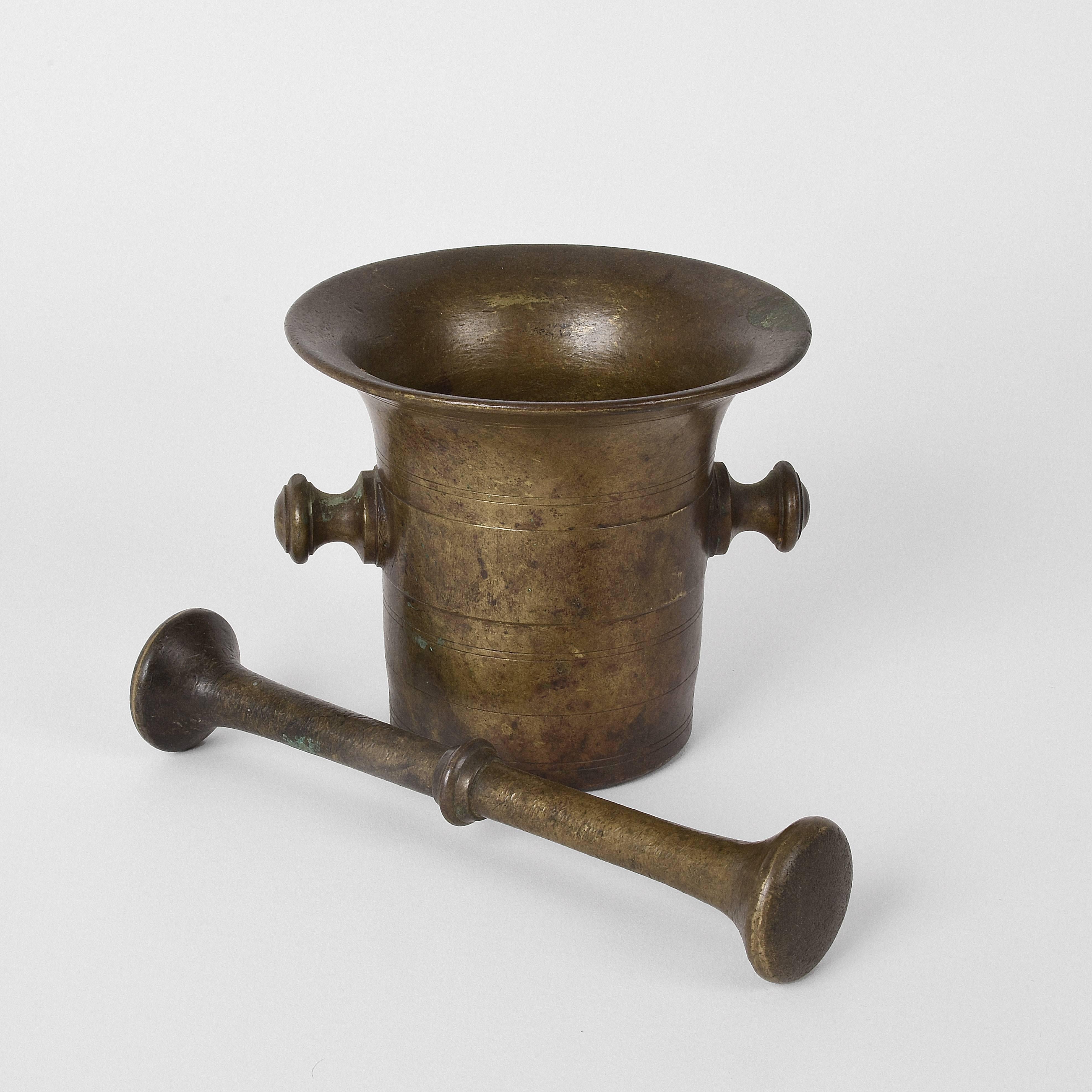 19th-century grand tour antique handmade bronze mortar with pestle. This fantastic piece has an original patina.

The pestle is 9.05 inc high with the mortar with a deep and sleek design.

A great way to decorate a kitchen with a historical