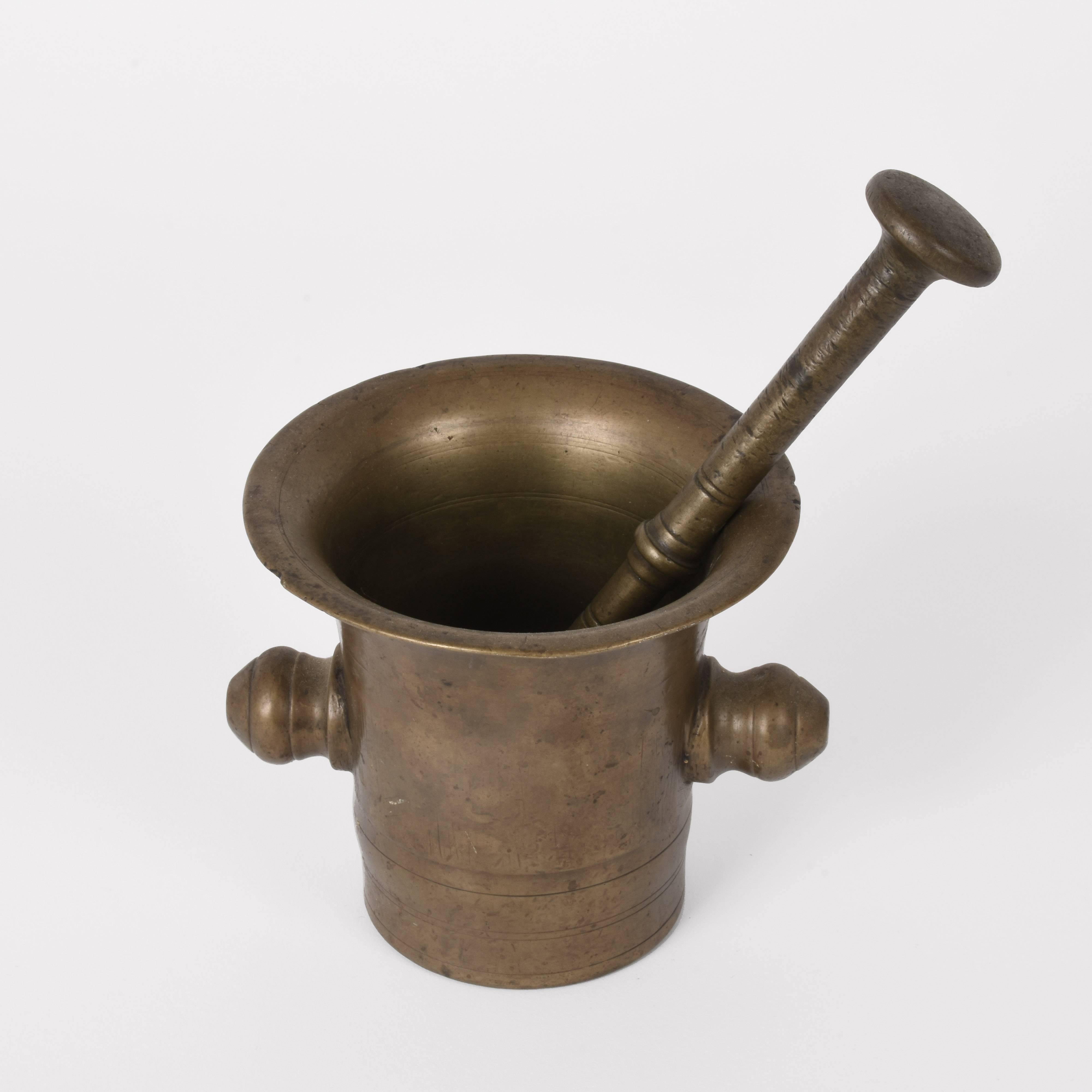 19th-century grand tour antique handmade bronze mortar with pestle. This fantastic piece has an original patina.

The pestle is 9.05 inc high with the mortar with a deep and sleek design.

A great way to decorate a kitchen with a historical