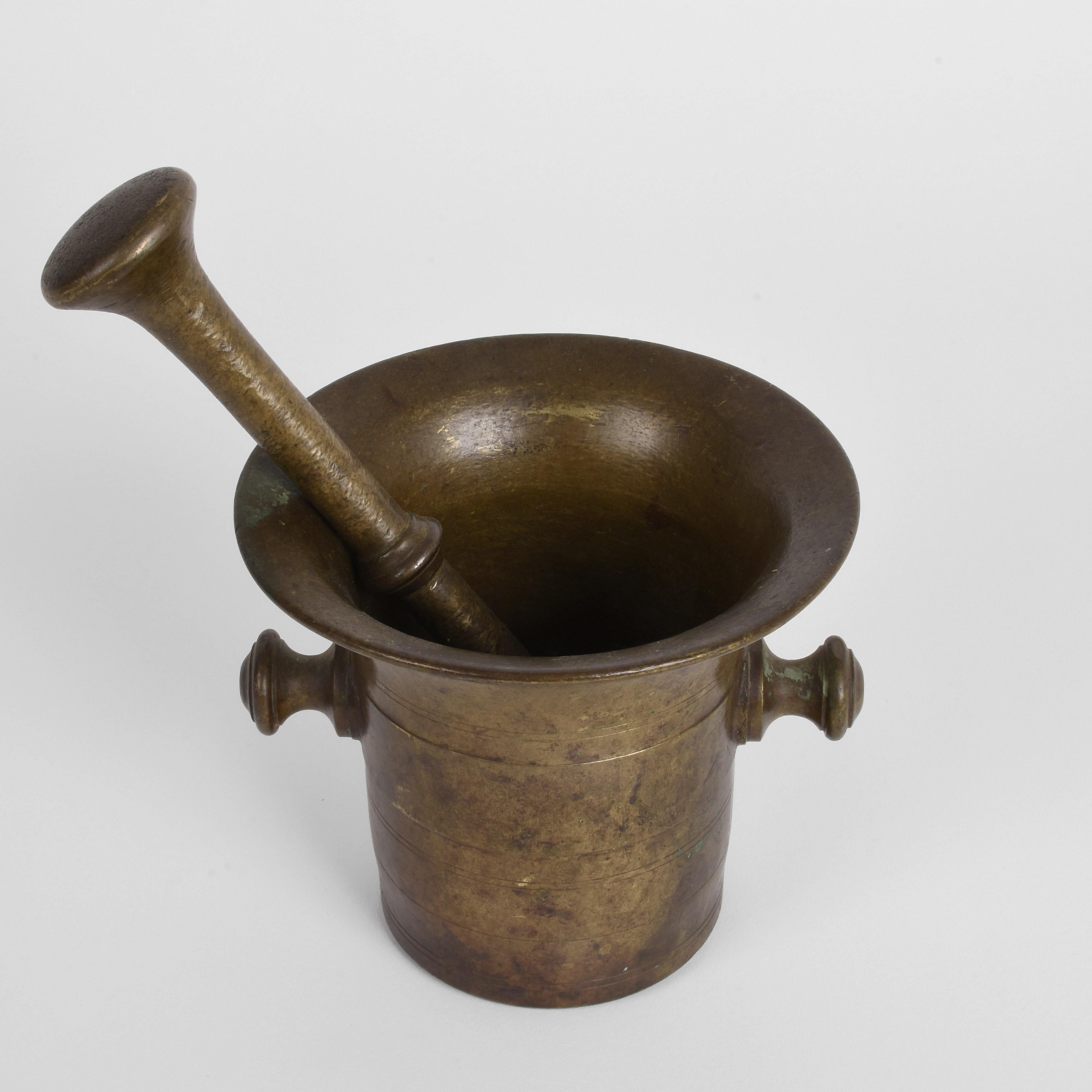 19th Century Grand Tour Antique Handmade Bronze Mortar with Pestle In Excellent Condition For Sale In Roma, IT