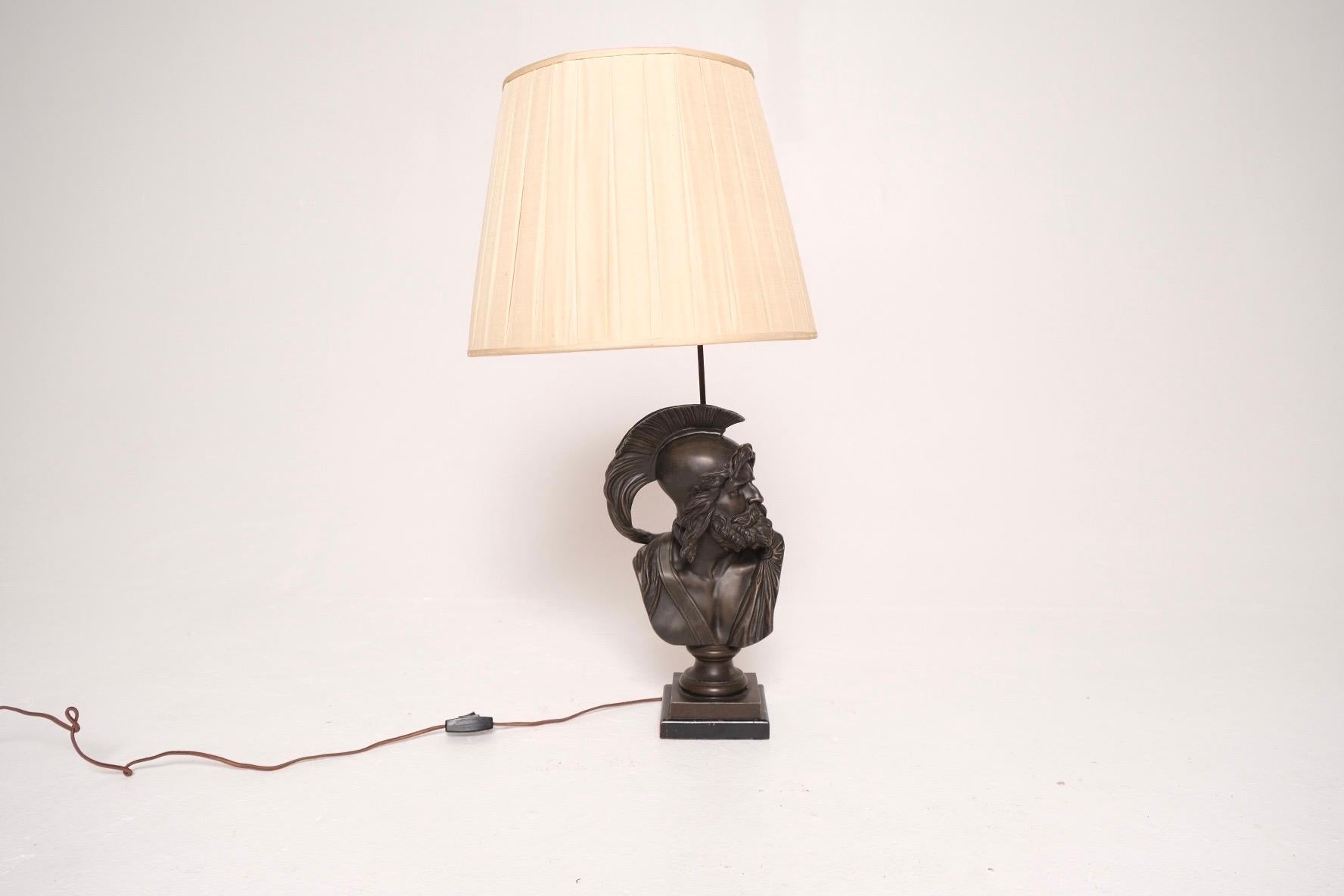 Lampada da tavolo con busto in bronzo del Grand Tour, ricca di dettagli, attribuita al celebre scultore romano del XIX secolo Benedetto Boschetti. Fuso in bronzo patinato scuro, il busto raffigura un'eroica figura classica - probabilmente un