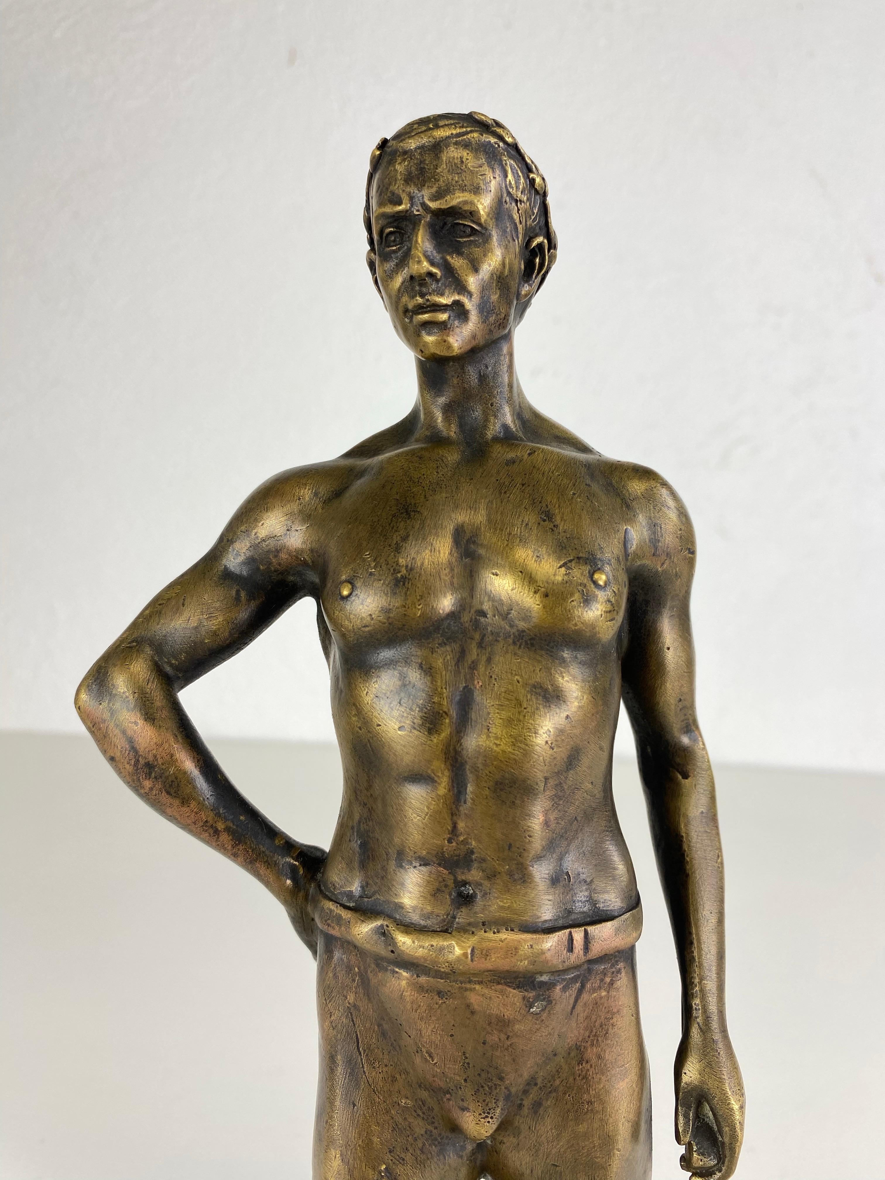 Scultura figurativa maschile classica in bronzo del 19° secolo in vendita 2