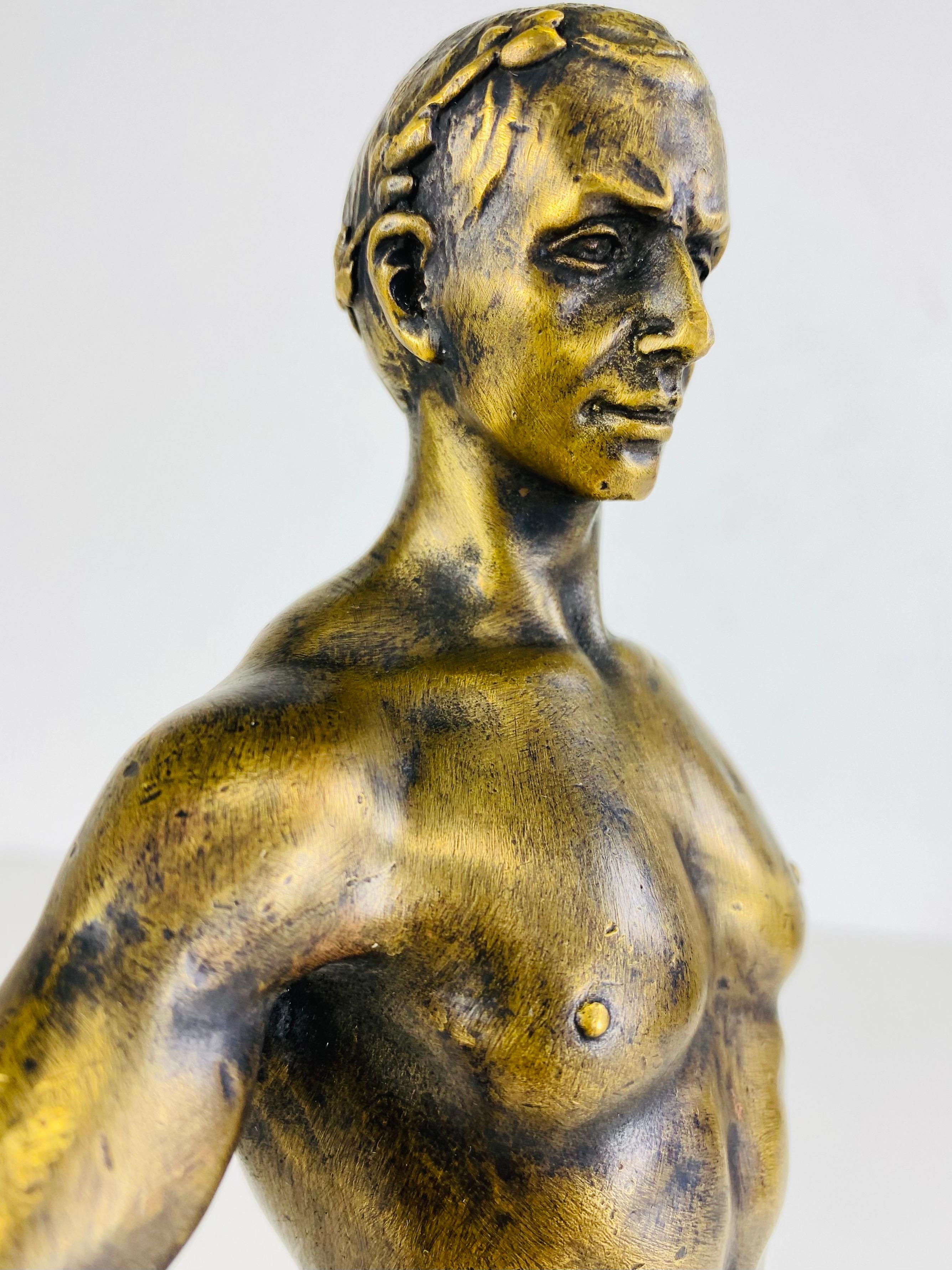 Si tratta di una scultura maschile classica in bronzo del XIX secolo. Questa è una scultura che sarebbe stata acquistata durante il tuo tour in Europa. Questa figura maschile ha una posa classica con una corona di ghirlande come corona. Questo