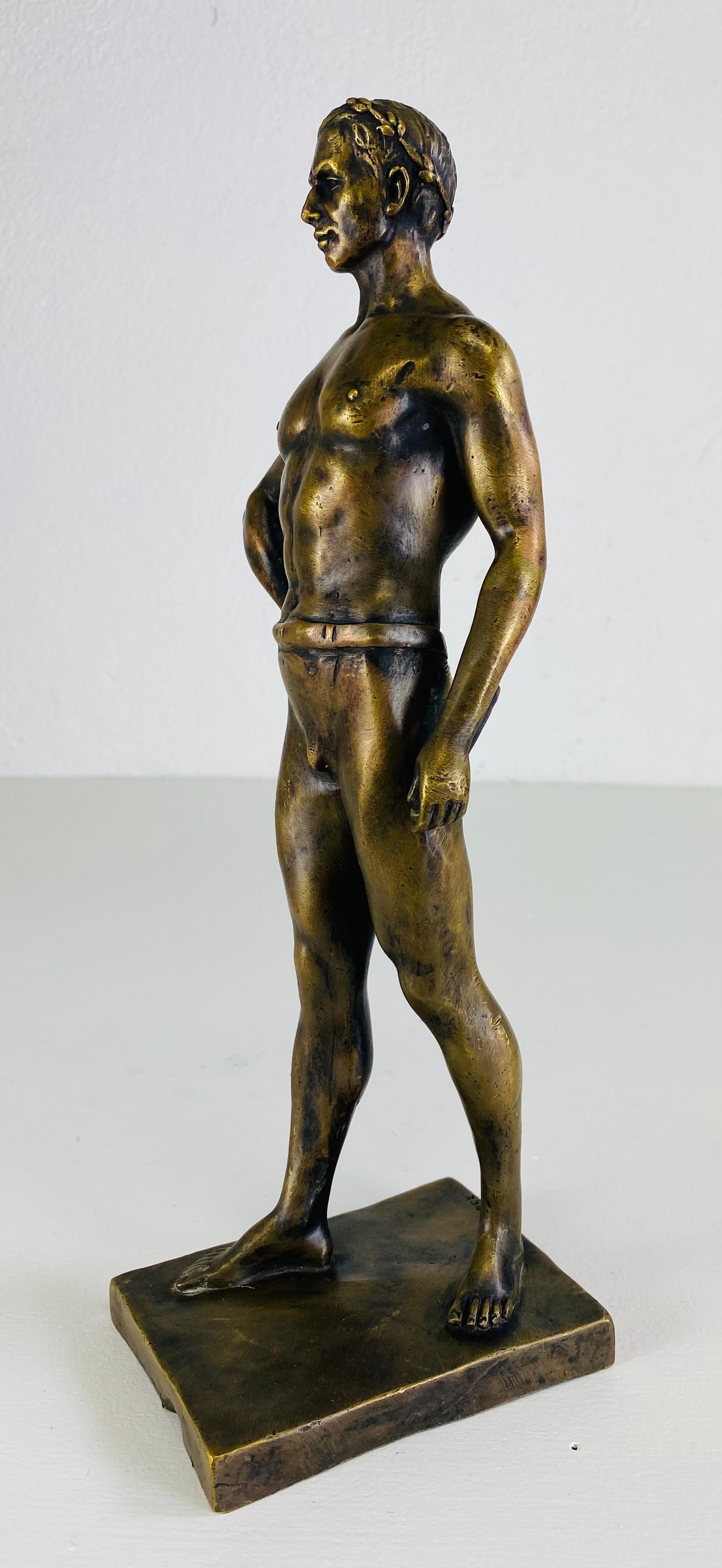 Bronzo Scultura figurativa maschile classica in bronzo del 19° secolo in vendita