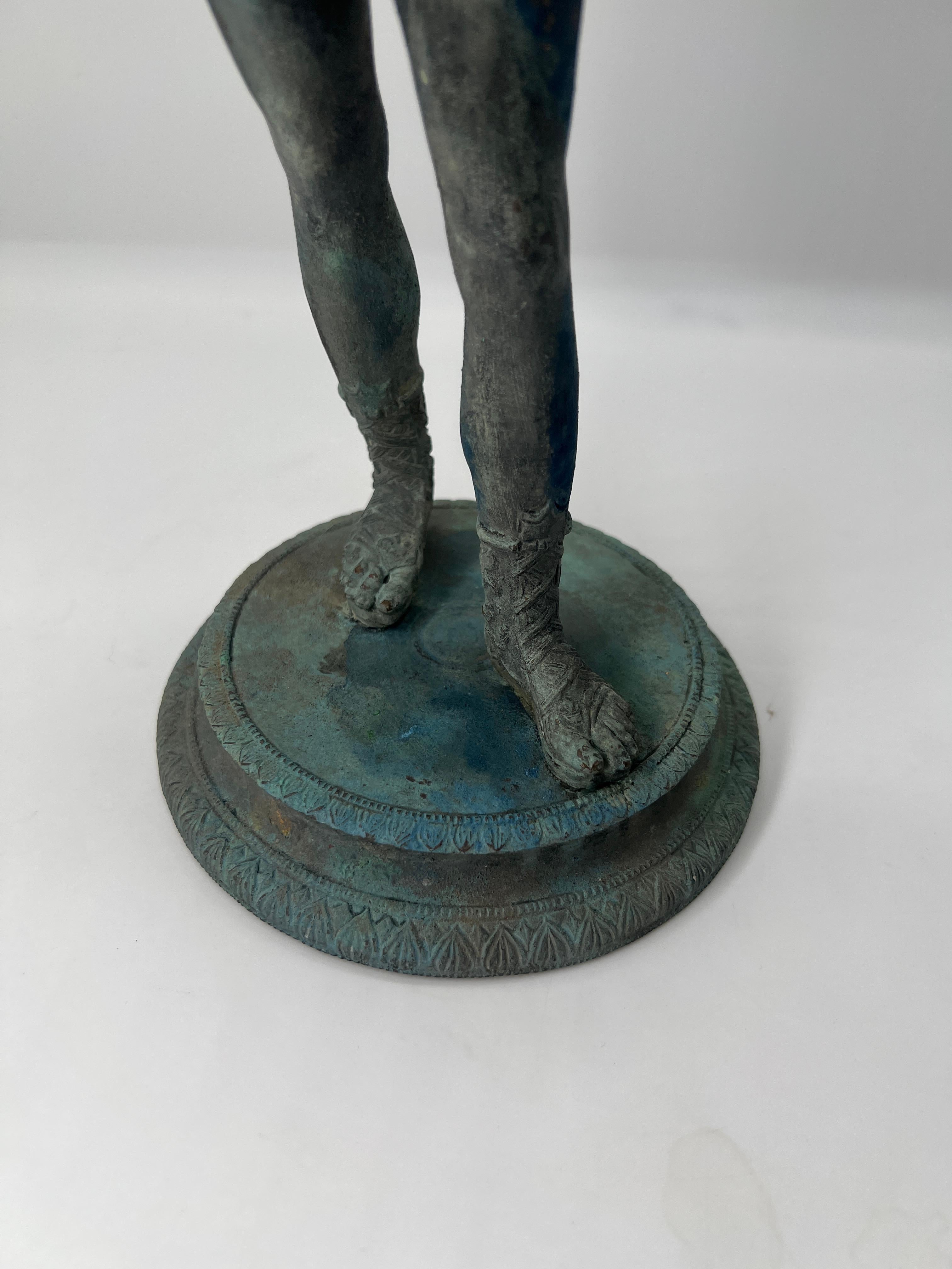 Figure en bronze Grand Tour du 19e siècle représentant un jeune homme en tant que Dionysos ou Narcisse en vente 4